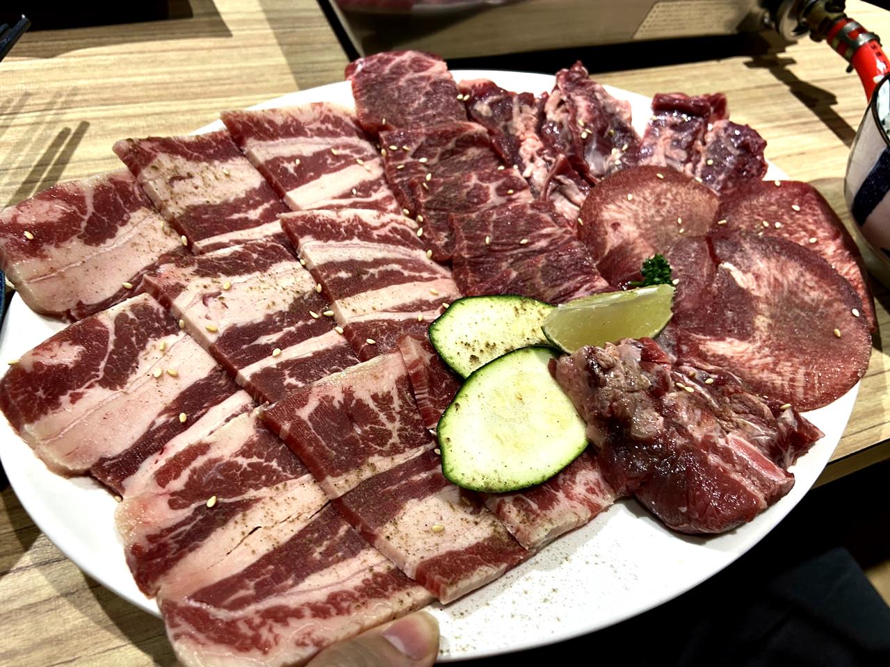 牛肉盛宴(PR霜降、PR翼板、牛肋條、橫膈膜、特選牛舌▼ 780元