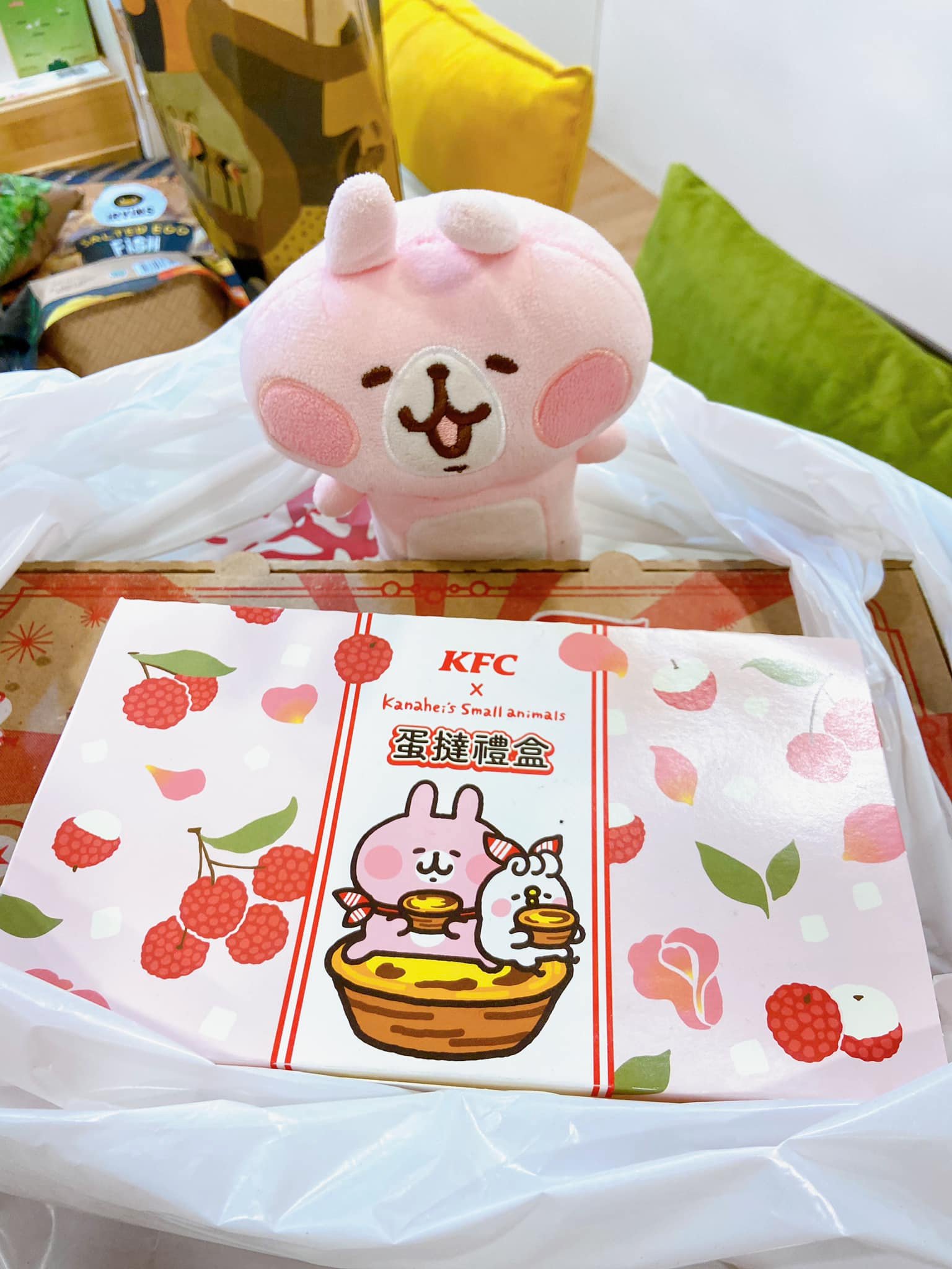 【外帶外送】肯德基X卡娜赫拉 「玫瑰荔枝Q蛋塔」聯名新品 !「海苔肉鬆脆雞」之食光寶盒隨興開箱 - 第2張圖