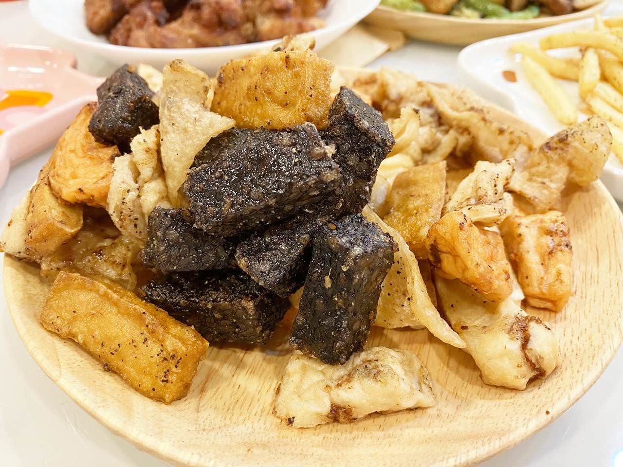 【大安食記】暖男炸雞通化店,焦糖炸雞與蒜味炸雞大推,神秘醬汁沾料超棒,宵夜美食炸雞推薦 (菜單) - 第21張圖
