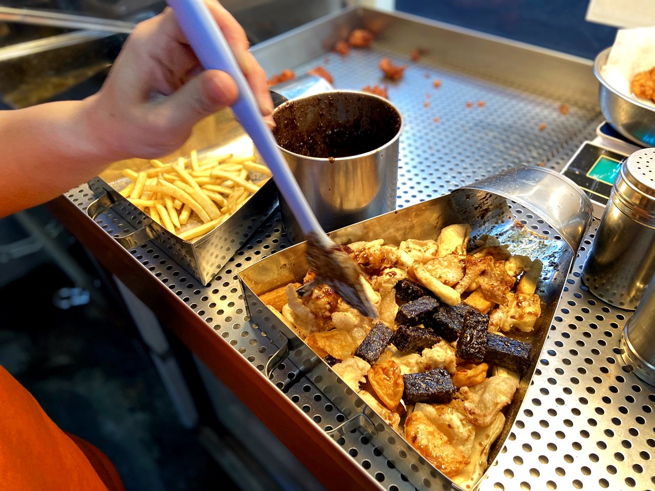 【大安食記】暖男炸雞通化店,焦糖炸雞與蒜味炸雞大推,神秘醬汁沾料超棒,宵夜美食炸雞推薦 (菜單) - 第12張圖