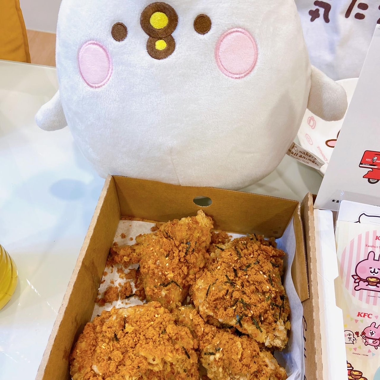 【外帶外送】肯德基X卡娜赫拉 「玫瑰荔枝Q蛋塔」聯名新品 !「海苔肉鬆脆雞」之食光寶盒隨興開箱 - 第4張圖