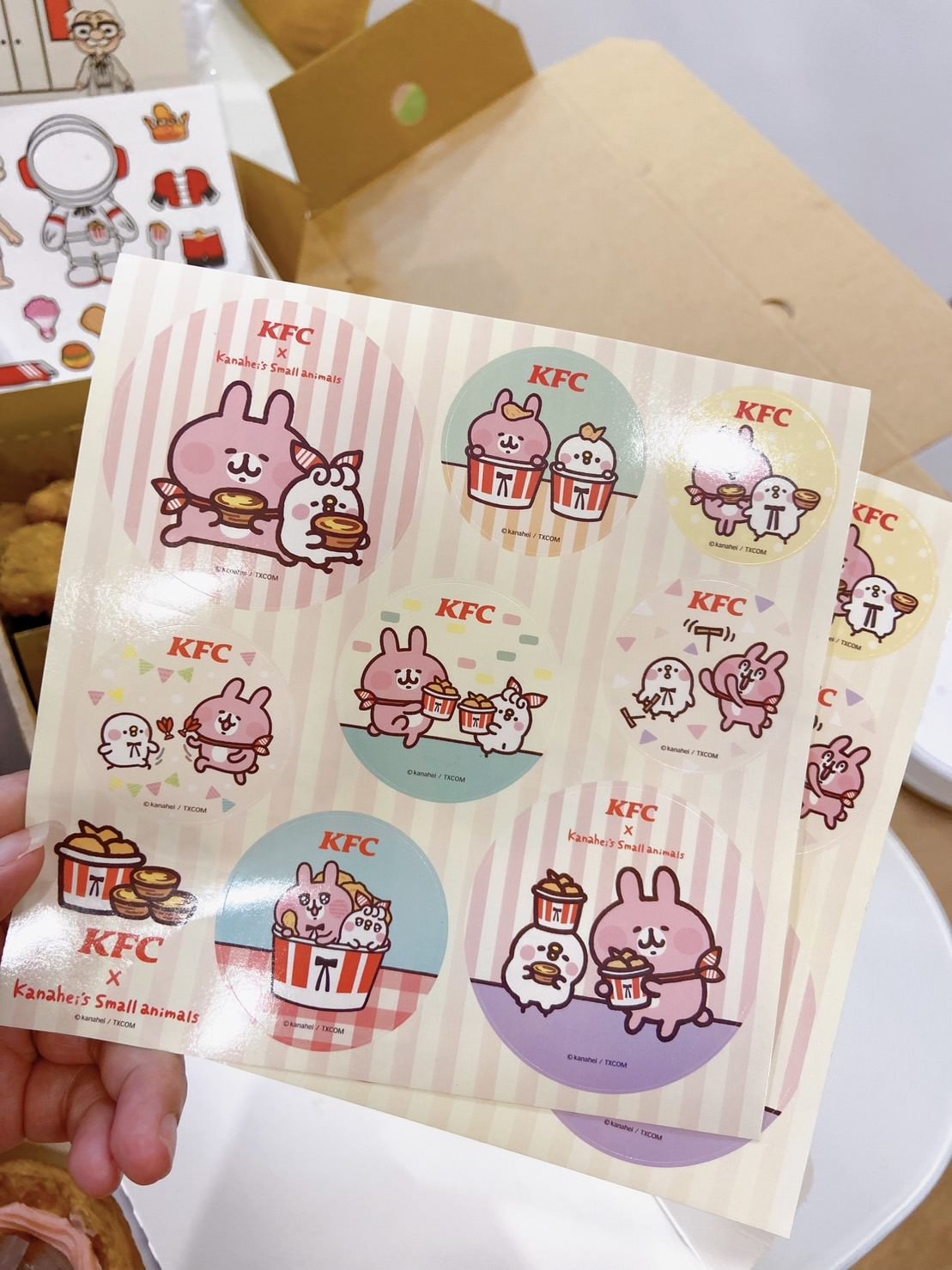 【外帶外送】肯德基X卡娜赫拉 「玫瑰荔枝Q蛋塔」聯名新品 !「海苔肉鬆脆雞」之食光寶盒隨興開箱 - 第6張圖