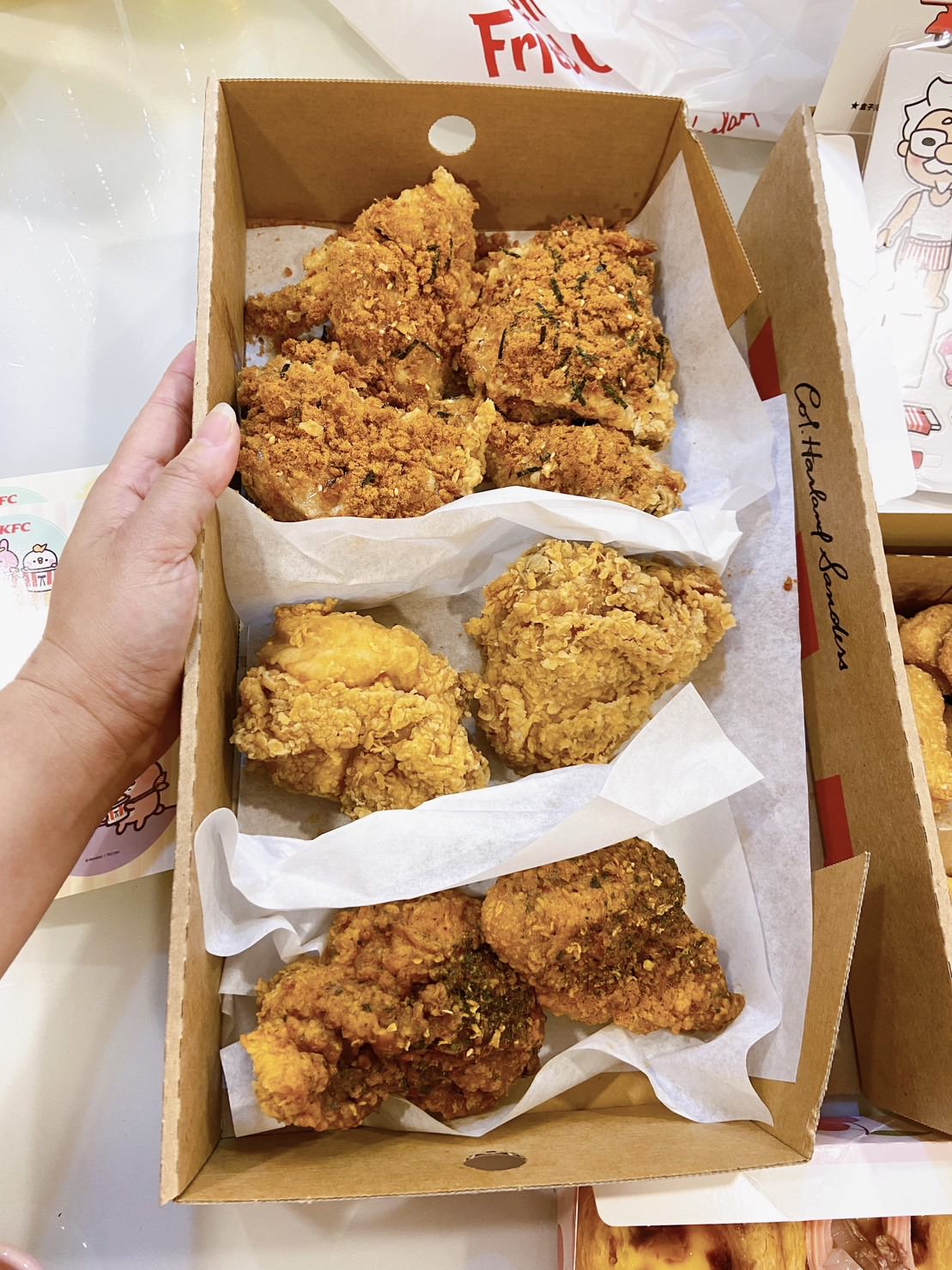 【外帶外送】肯德基X卡娜赫拉 「玫瑰荔枝Q蛋塔」聯名新品 !「海苔肉鬆脆雞」之食光寶盒隨興開箱 - 第8張圖