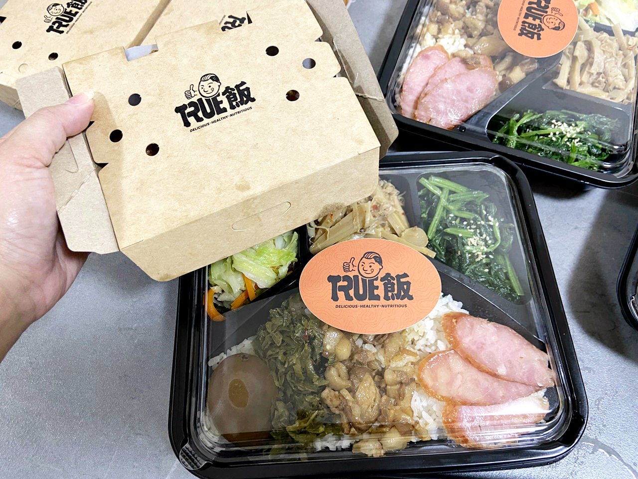 【外帶外送】True飯 館長脆皮燒肉餐盒一個220元開箱,超大份量吃到飽足,小鳥胃可以分兩餐! - 第12張圖