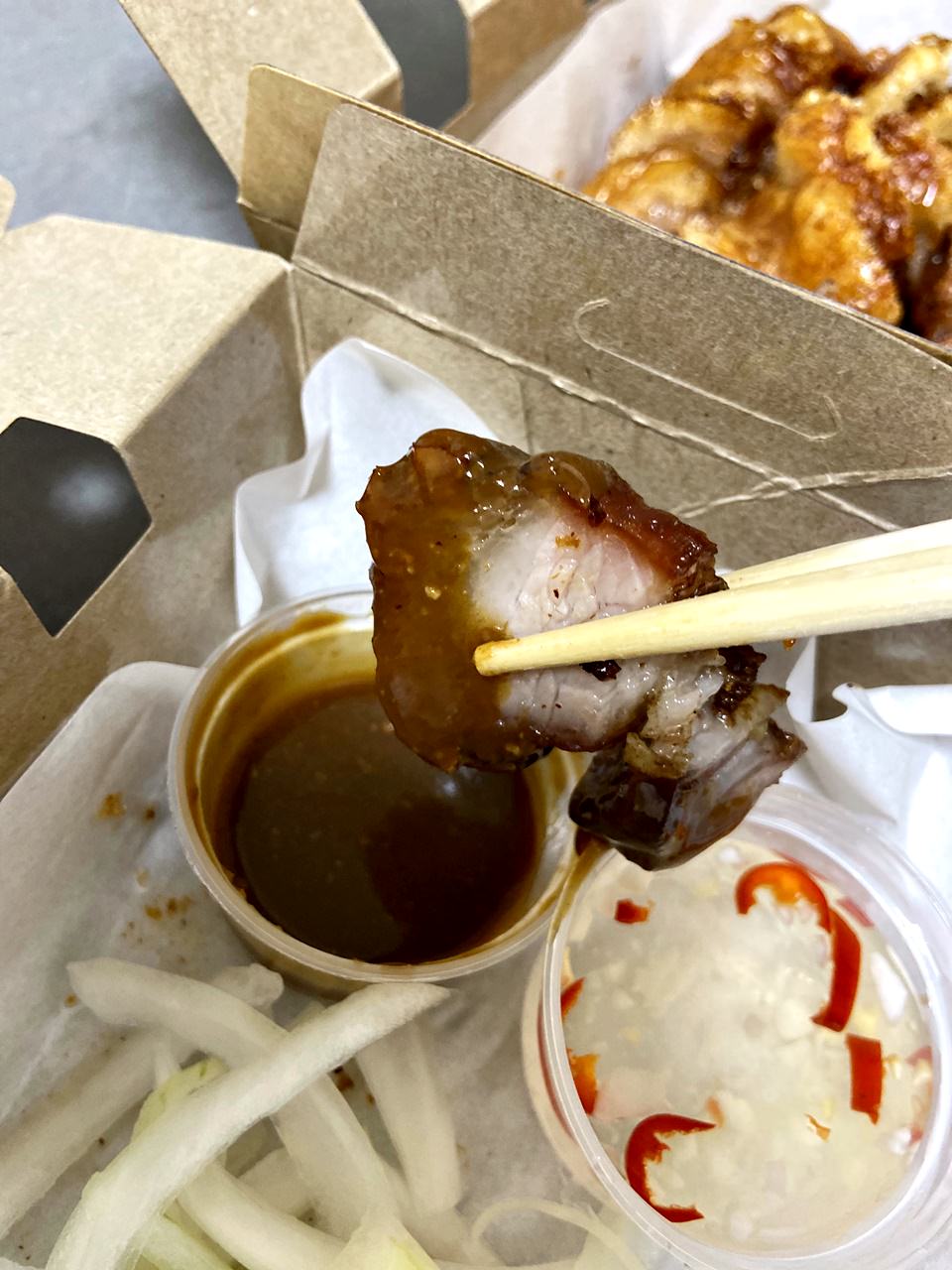 【外帶外送】True飯 館長脆皮燒肉餐盒一個220元開箱,超大份量吃到飽足,小鳥胃可以分兩餐! - 第21張圖