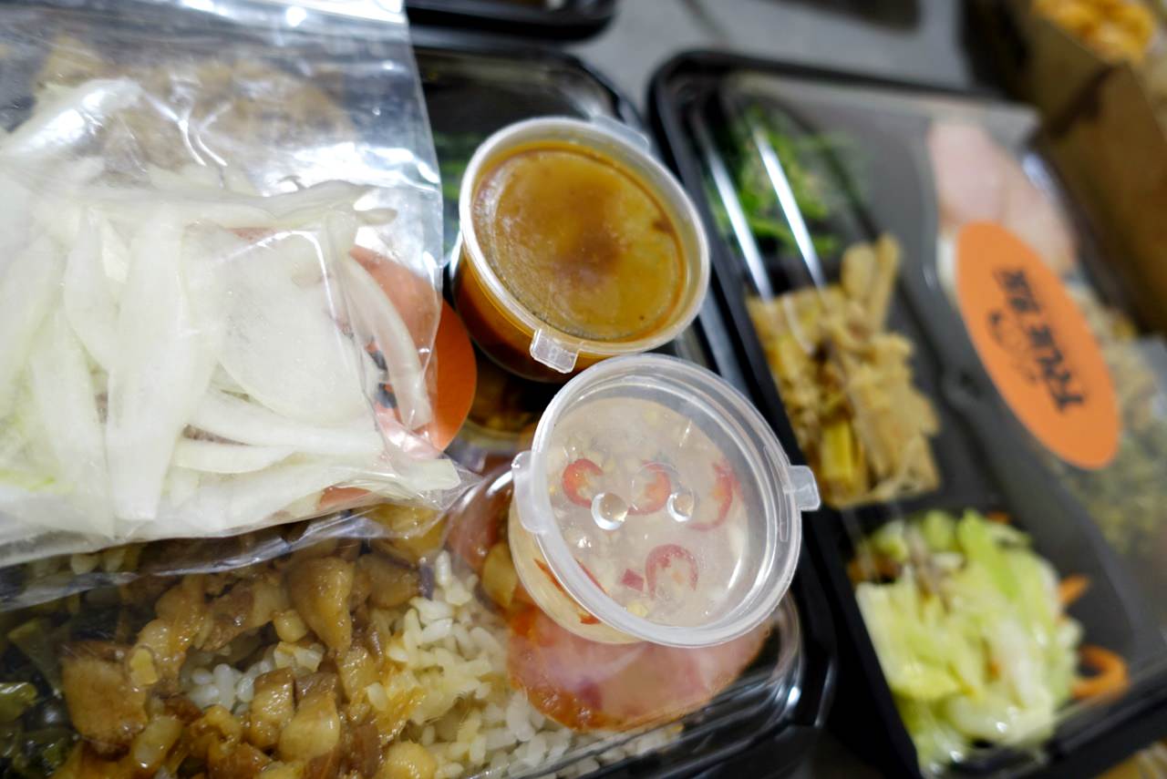 【外帶外送】True飯 館長脆皮燒肉餐盒一個220元開箱,超大份量吃到飽足,小鳥胃可以分兩餐! - 第18張圖
