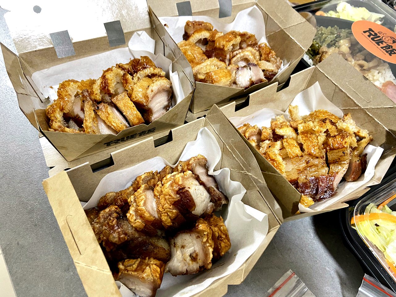 【外帶外送】True飯 館長脆皮燒肉餐盒一個220元開箱,超大份量吃到飽足,小鳥胃可以分兩餐! - 第34張圖