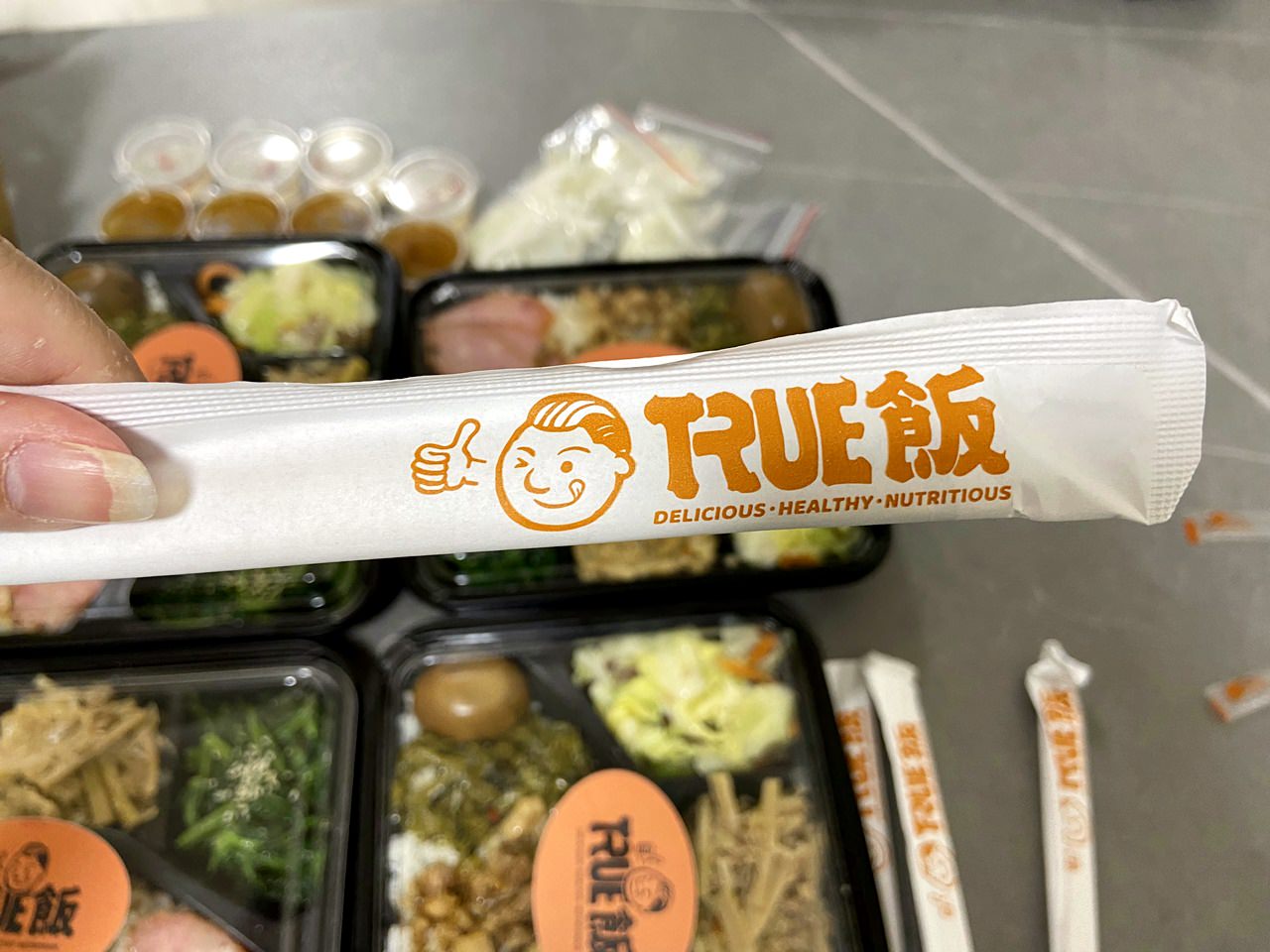 【外帶外送】True飯 館長脆皮燒肉餐盒一個220元開箱,超大份量吃到飽足,小鳥胃可以分兩餐! - 第9張圖