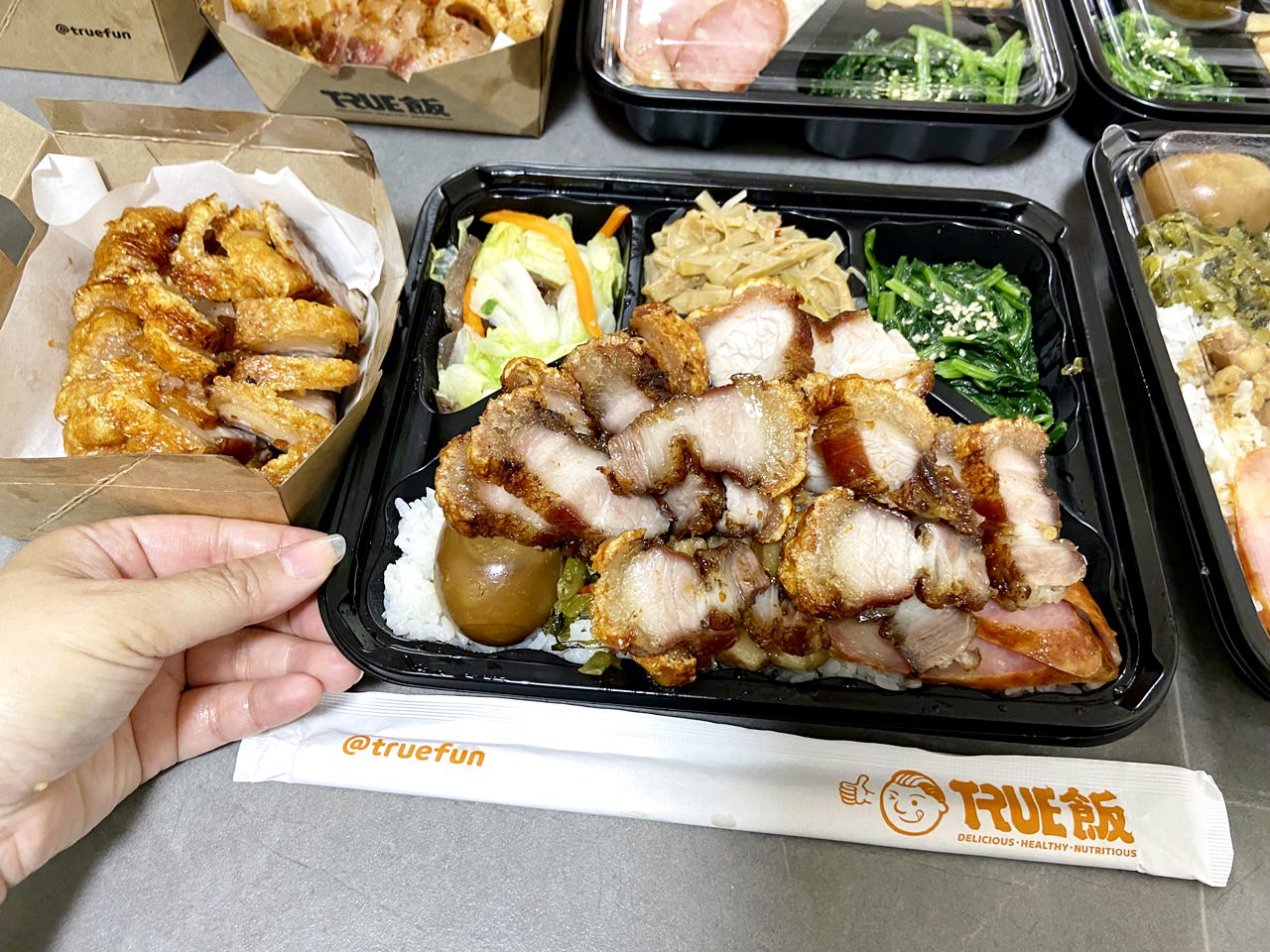 【外帶外送】True飯 館長脆皮燒肉餐盒一個220元開箱,超大份量吃到飽足,小鳥胃可以分兩餐! - 第14張圖
