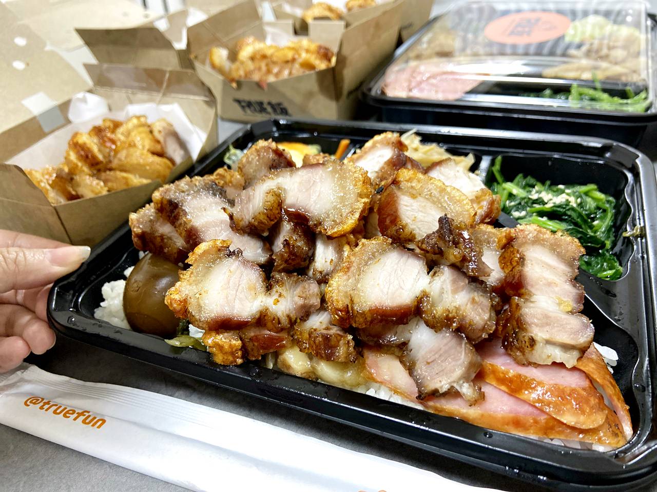【外帶外送】True飯 館長脆皮燒肉餐盒一個220元開箱,超大份量吃到飽足,小鳥胃可以分兩餐! - 第15張圖