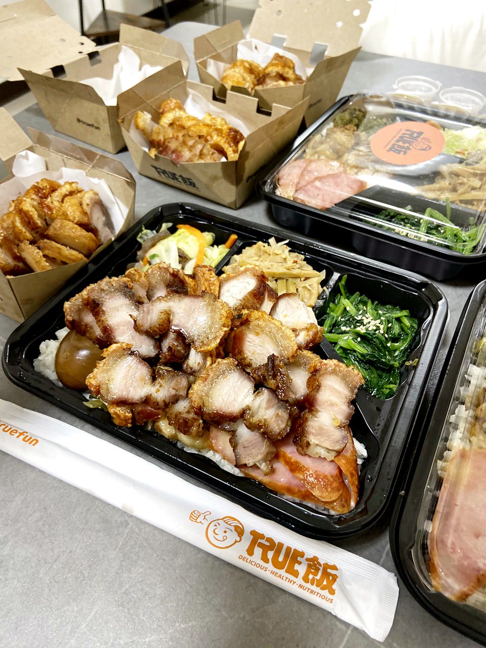 【外帶外送】True飯 館長脆皮燒肉餐盒一個220元開箱,超大份量吃到飽足,小鳥胃可以分兩餐! - 第16張圖