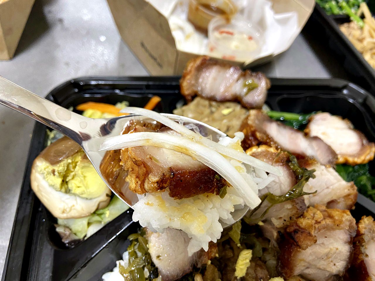 【外帶外送】True飯 館長脆皮燒肉餐盒一個220元開箱,超大份量吃到飽足,小鳥胃可以分兩餐! - 第40張圖