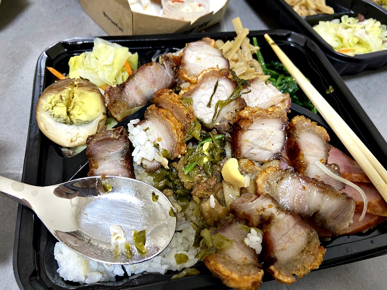 【外帶外送】True飯 館長脆皮燒肉餐盒一個220元開箱,超大份量吃到飽足,小鳥胃可以分兩餐! - 第42張圖