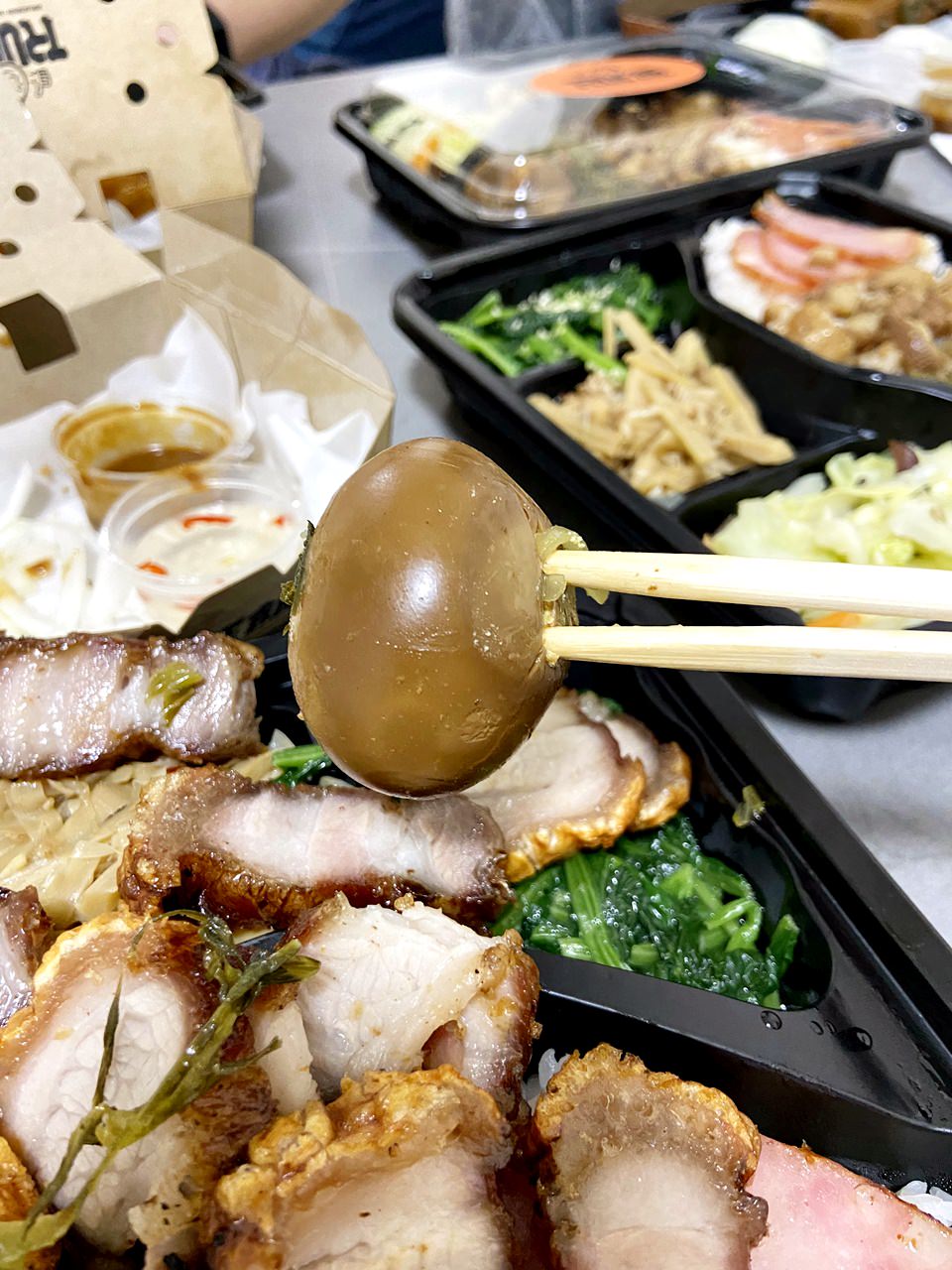【外帶外送】True飯 館長脆皮燒肉餐盒一個220元開箱,超大份量吃到飽足,小鳥胃可以分兩餐! - 第31張圖