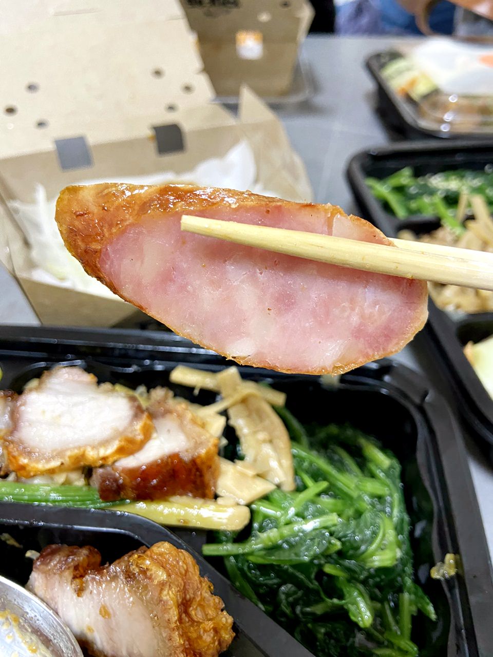 【外帶外送】True飯 館長脆皮燒肉餐盒一個220元開箱,超大份量吃到飽足,小鳥胃可以分兩餐! - 第32張圖