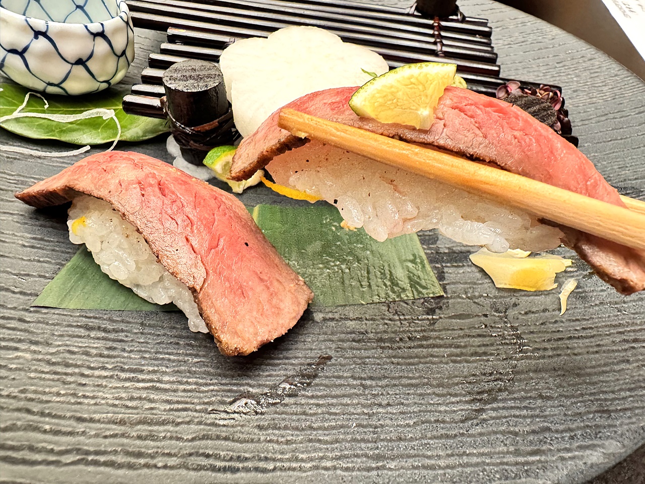 【東京食記】人形町今半 一生必吃壽喜燒 開箱2人台幣8500元的壽喜燒套餐(すき焼 三昧コース)推薦烤牛排也意外驚豔(菜單/訂位) - 第40張圖