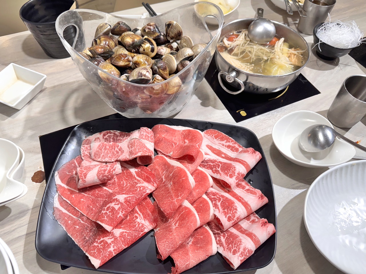【內湖食記】十月涮涮屋-大直店 488元開鍋就有野菜放題,另有479元起ㄚ嬤怕你餓肉類吃到飽方案,近大直捷運站(菜單) - 第1張圖