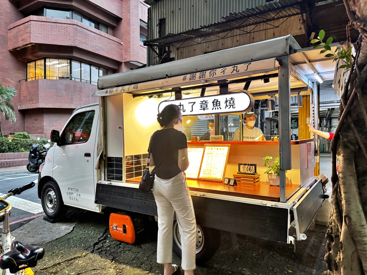 【大安美食】武狀元烤雞 炭火烤雞499元,酥香鮮嫩多汁的餐車烤雞,北部巡迴美食,常駐大安榕樹下餐車市集 - 第7張圖
