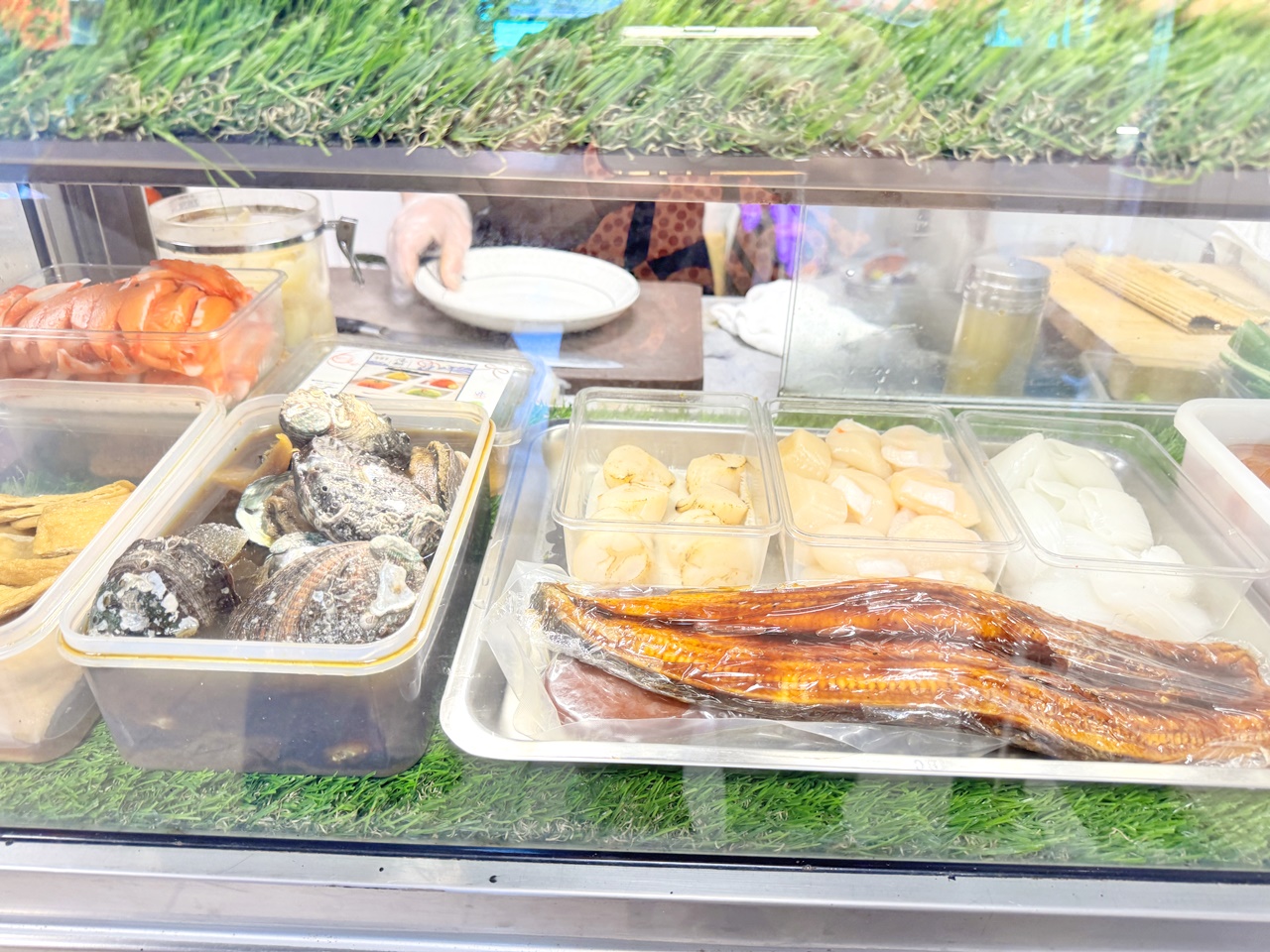 【大安食記】生魚片專賣店，白蘭市場巷內的無名生魚片店家，低調實惠平價好吃，六張犁站走路12分鐘(菜單)