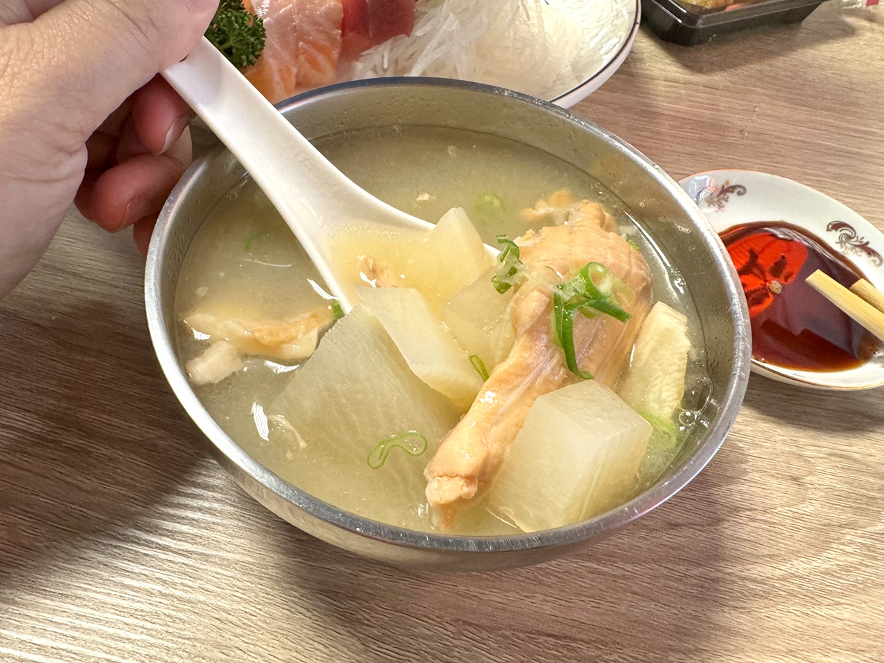 【大安食記】生魚片專賣店，白蘭市場巷內的無名生魚片店家，低調實惠平價好吃，六張犁站走路12分鐘(菜單)