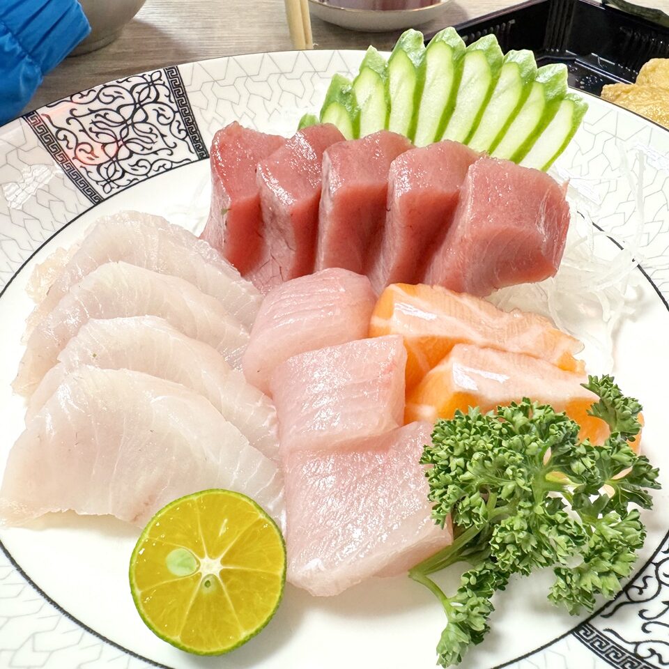 【大安食記】生魚片專賣店，白蘭市場巷內的無名生魚片店家，低調實惠平價好吃，六張犁站走路12分鐘(菜單)