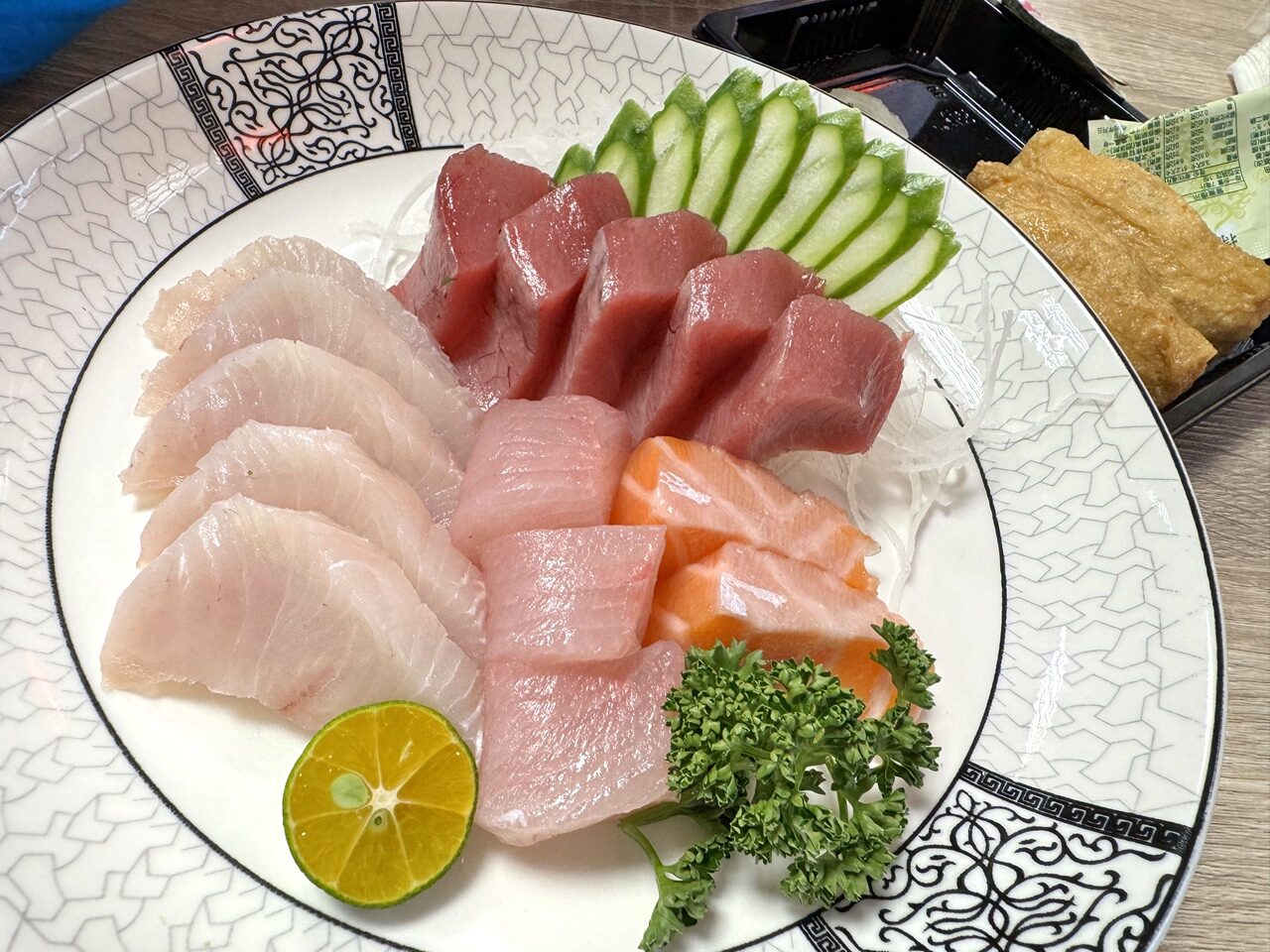 【大安食記】生魚片專賣店，白蘭市場巷內的無名生魚片店家，低調實惠平價好吃，六張犁站走路12分鐘(菜單)