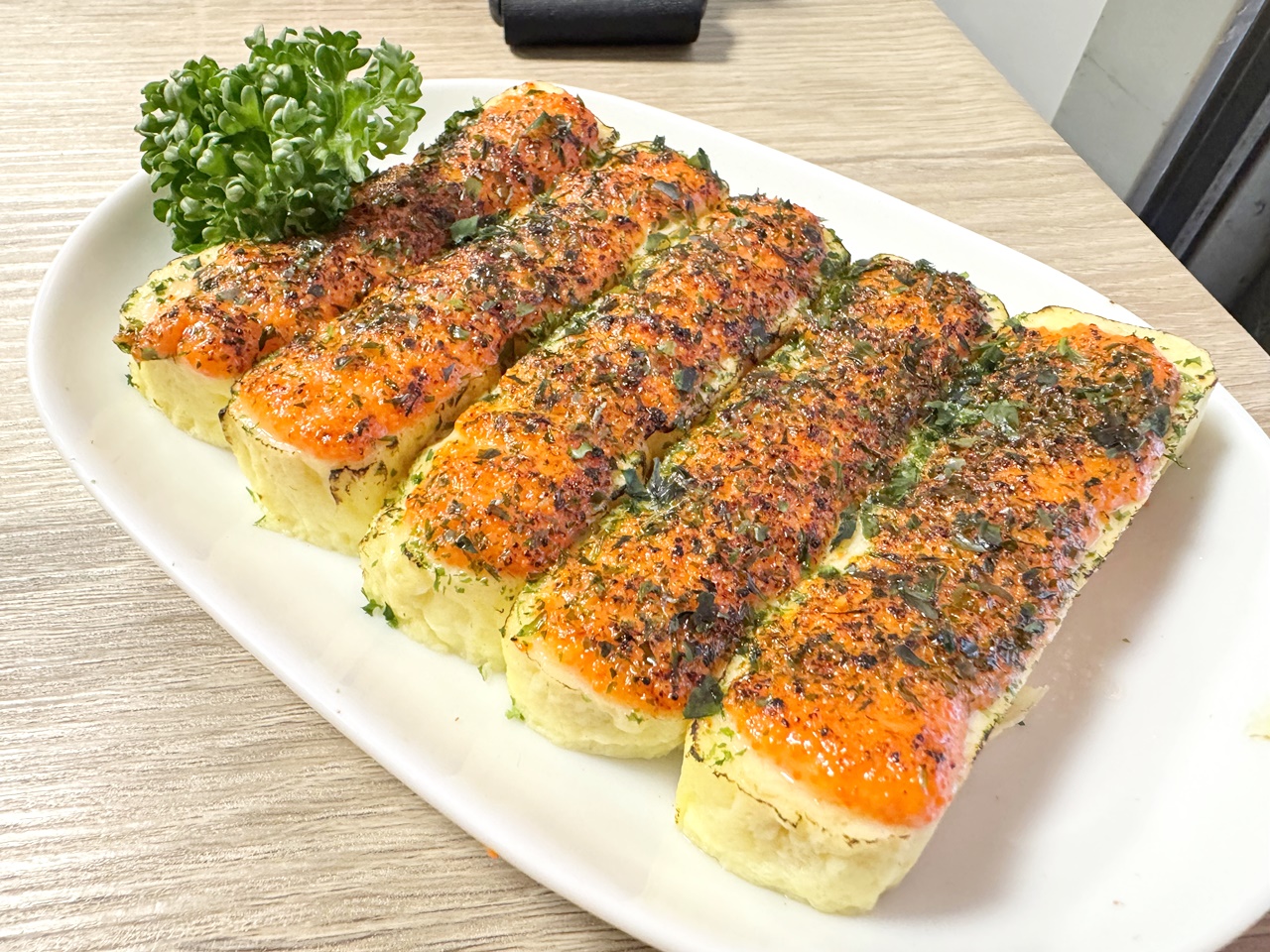 【大安食記】生魚片專賣店，白蘭市場巷內的無名生魚片店家，低調實惠平價好吃，六張犁站走路12分鐘(菜單)