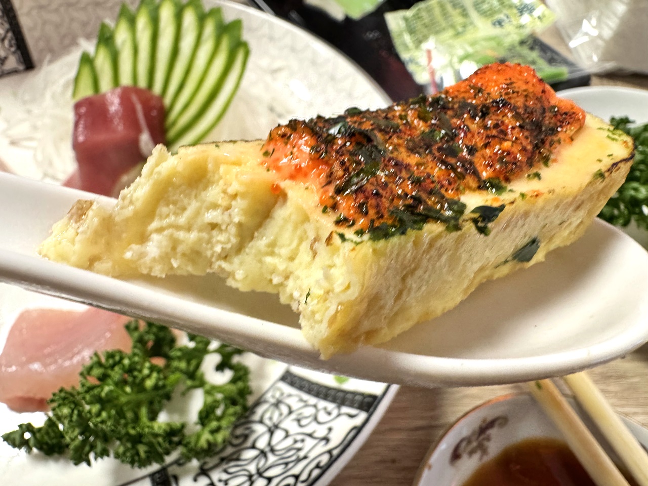 【大安食記】生魚片專賣店，白蘭市場巷內的無名生魚片店家，低調實惠平價好吃，六張犁站走路12分鐘(菜單)