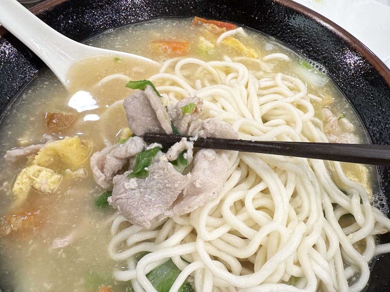 【大安食記】蔣記家薌麵，低調在成功國宅巷弄內的樸實眷村美味，推薦熗鍋麵及各式小菜，科技大樓站走路8分鐘(菜單)