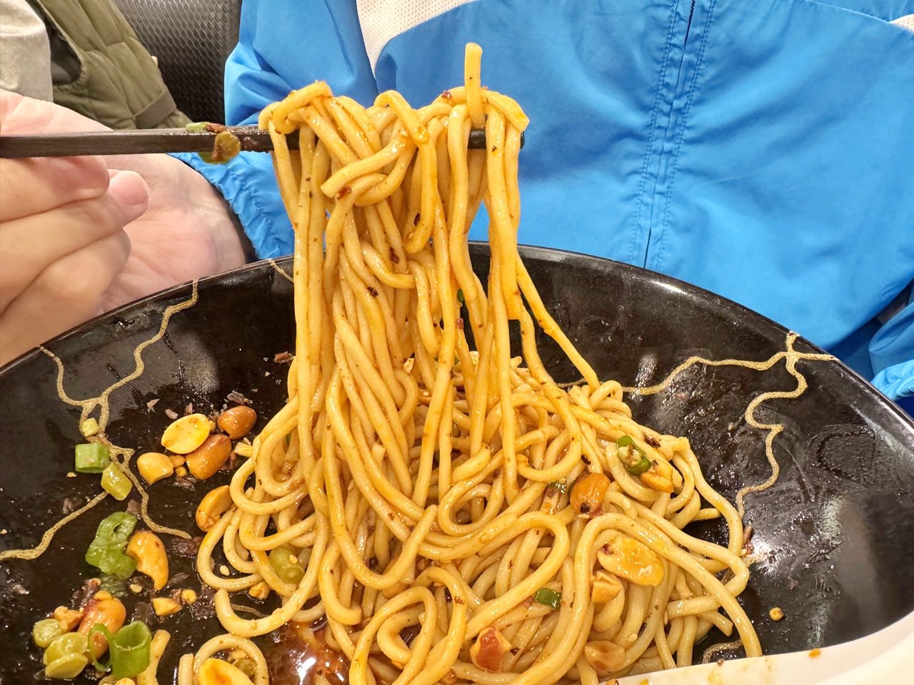 【大安食記】蔣記家薌麵，低調在成功國宅巷弄內的樸實眷村美味，推薦熗鍋麵及各式小菜，科技大樓站走路8分鐘(菜單)