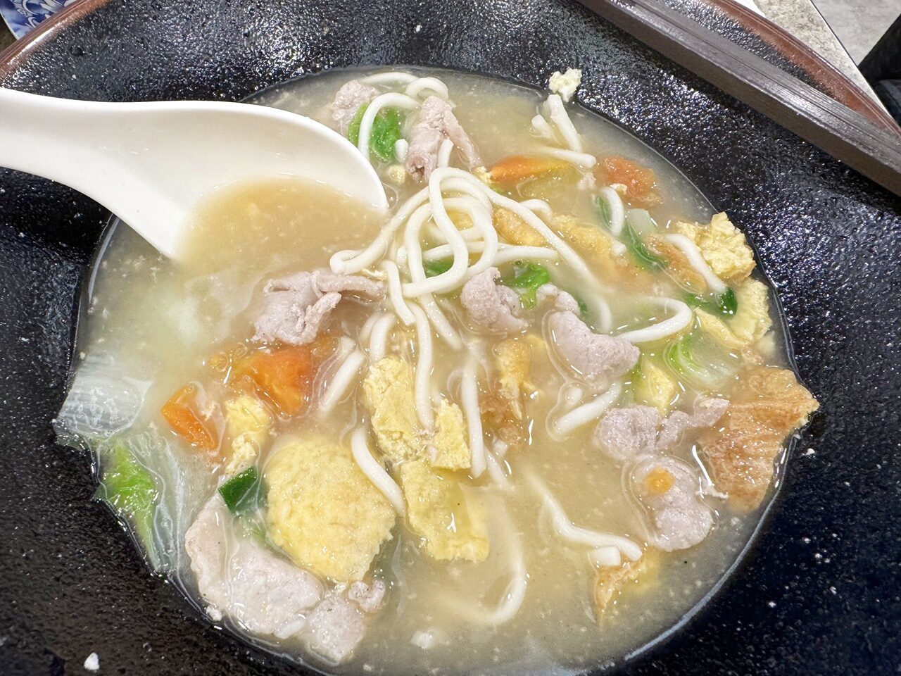 【大安食記】蔣記家薌麵，低調在成功國宅巷弄內的樸實眷村美味，推薦熗鍋麵及各式小菜，科技大樓站走路8分鐘(菜單)