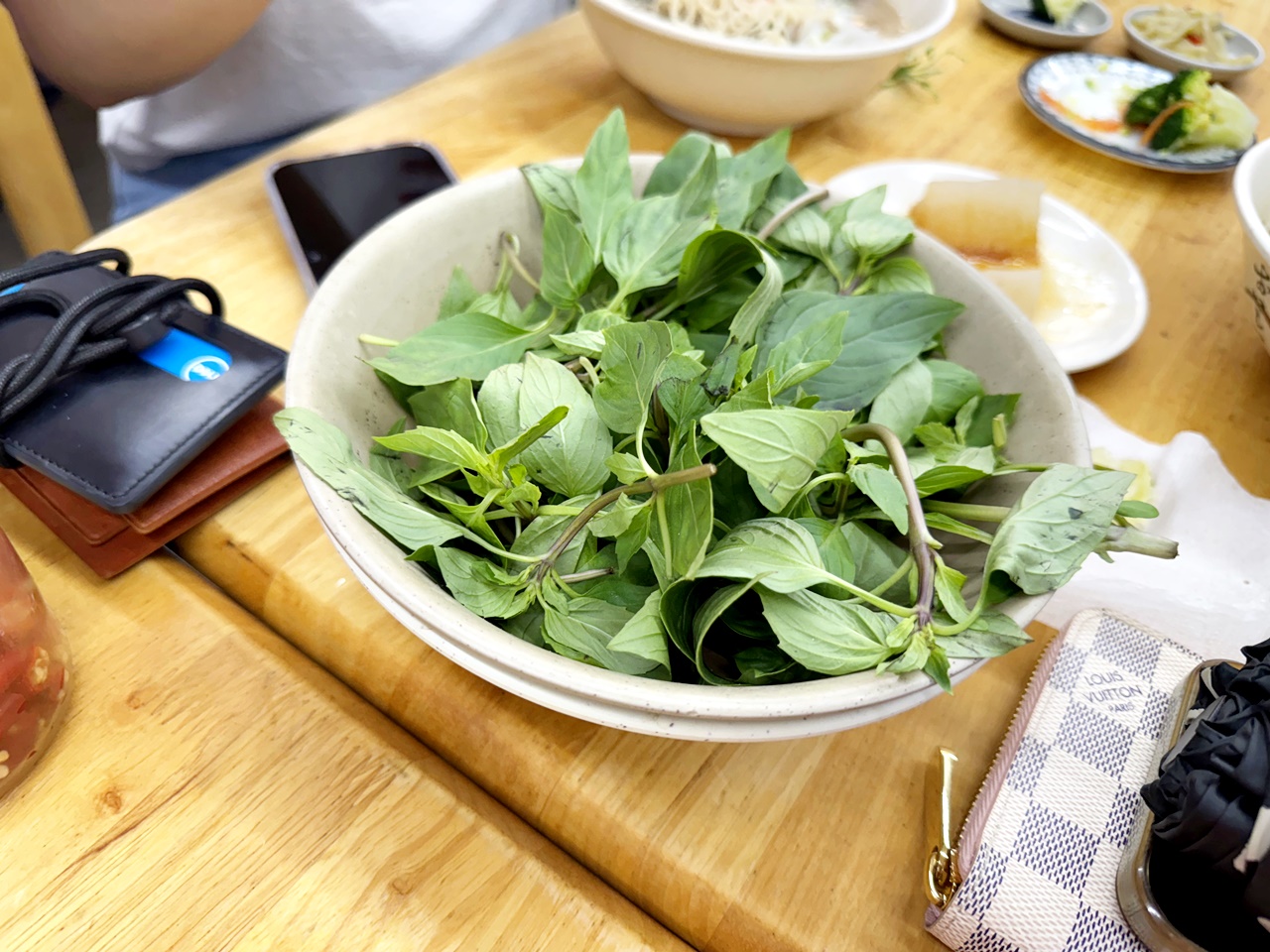 【大安食記】南哥越南河粉，湯頭溫潤清爽的越南河粉，餛飩麵也推薦，入座就送小菜，近成功國宅311巷、國北教大，科技大樓站走路5分鐘(菜單)