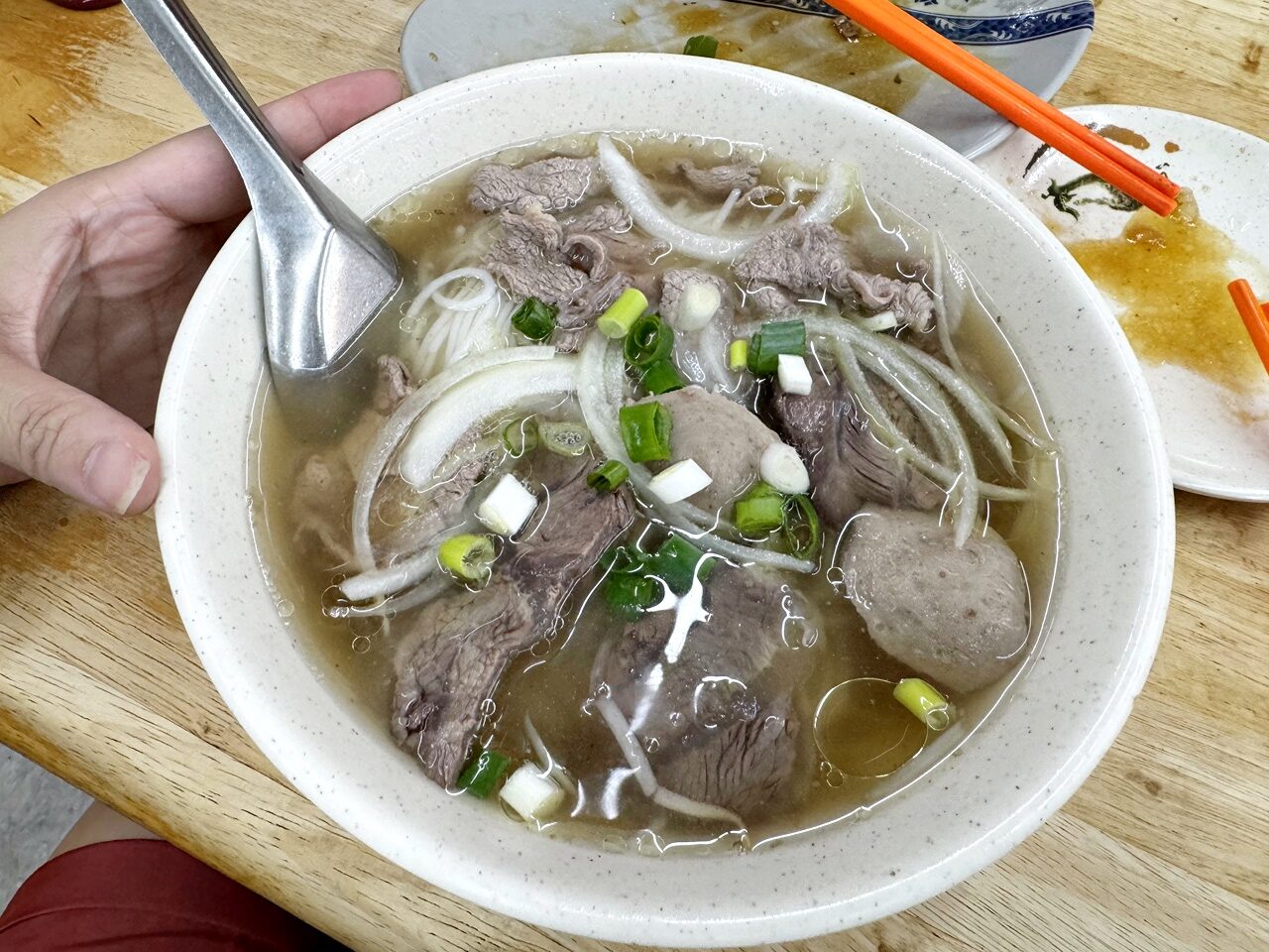 【大安食記】南哥越南河粉，湯頭溫潤清爽的越南河粉，餛飩麵也推薦，入座就送小菜，近成功國宅311巷、國北教大，科技大樓站走路5分鐘(菜單)