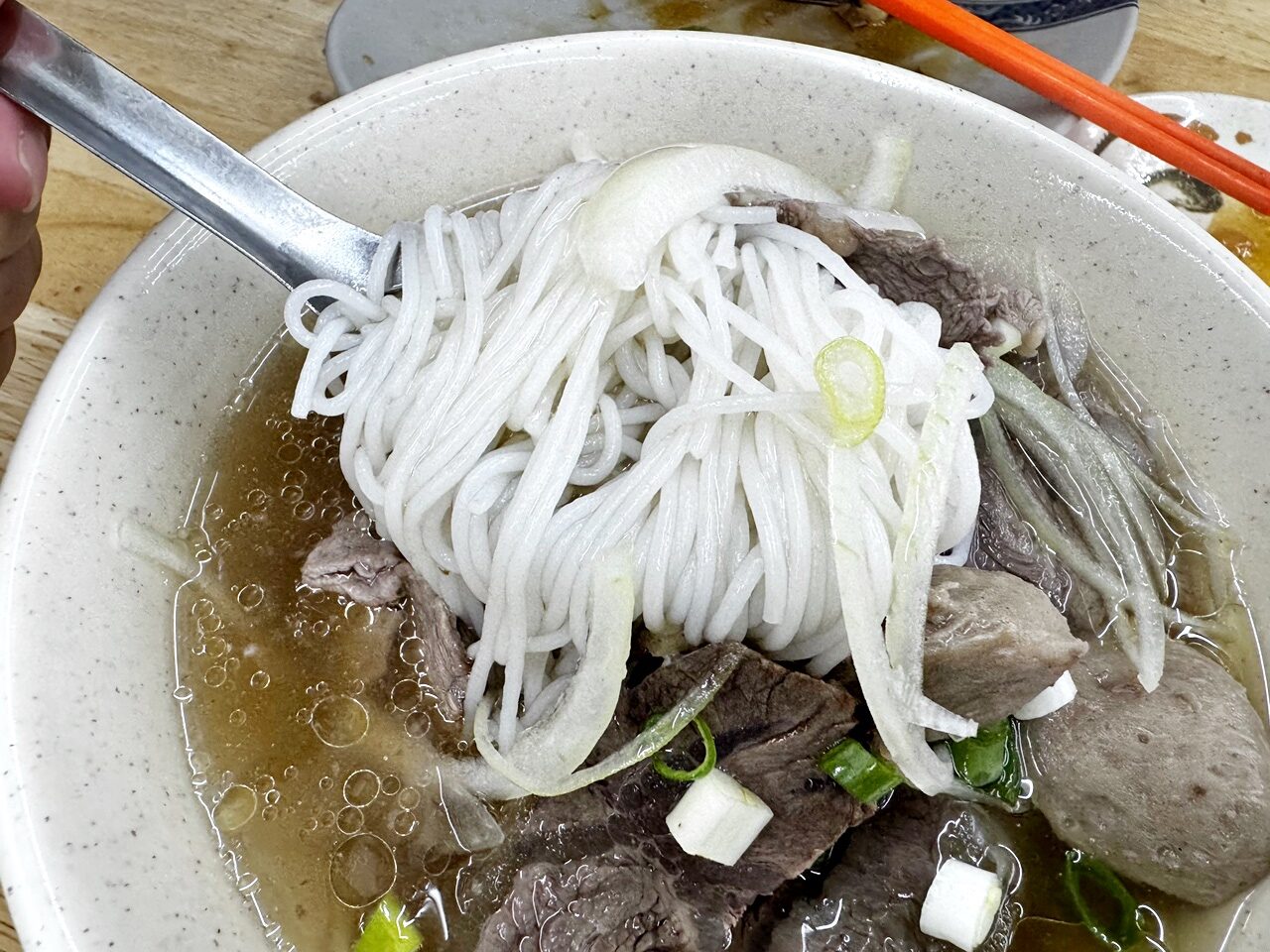【大安食記】南哥越南河粉，湯頭溫潤清爽的越南河粉，餛飩麵也推薦，入座就送小菜，近成功國宅311巷、國北教大，科技大樓站走路5分鐘(菜單)