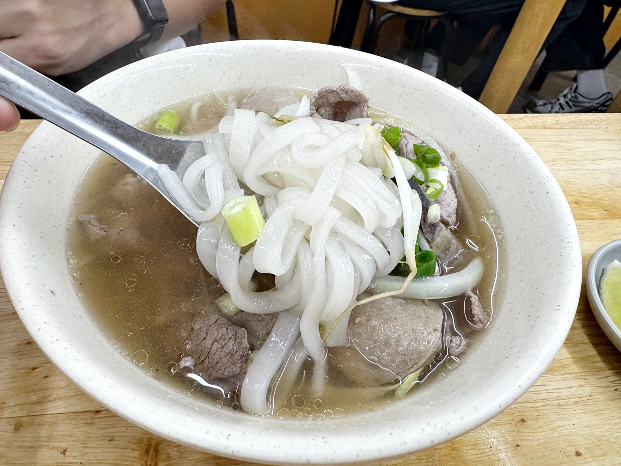 【大安食記】南哥越南河粉，湯頭溫潤清爽的越南河粉，餛飩麵也推薦，入座就送小菜，近成功國宅311巷、國北教大，科技大樓站走路5分鐘(菜單)