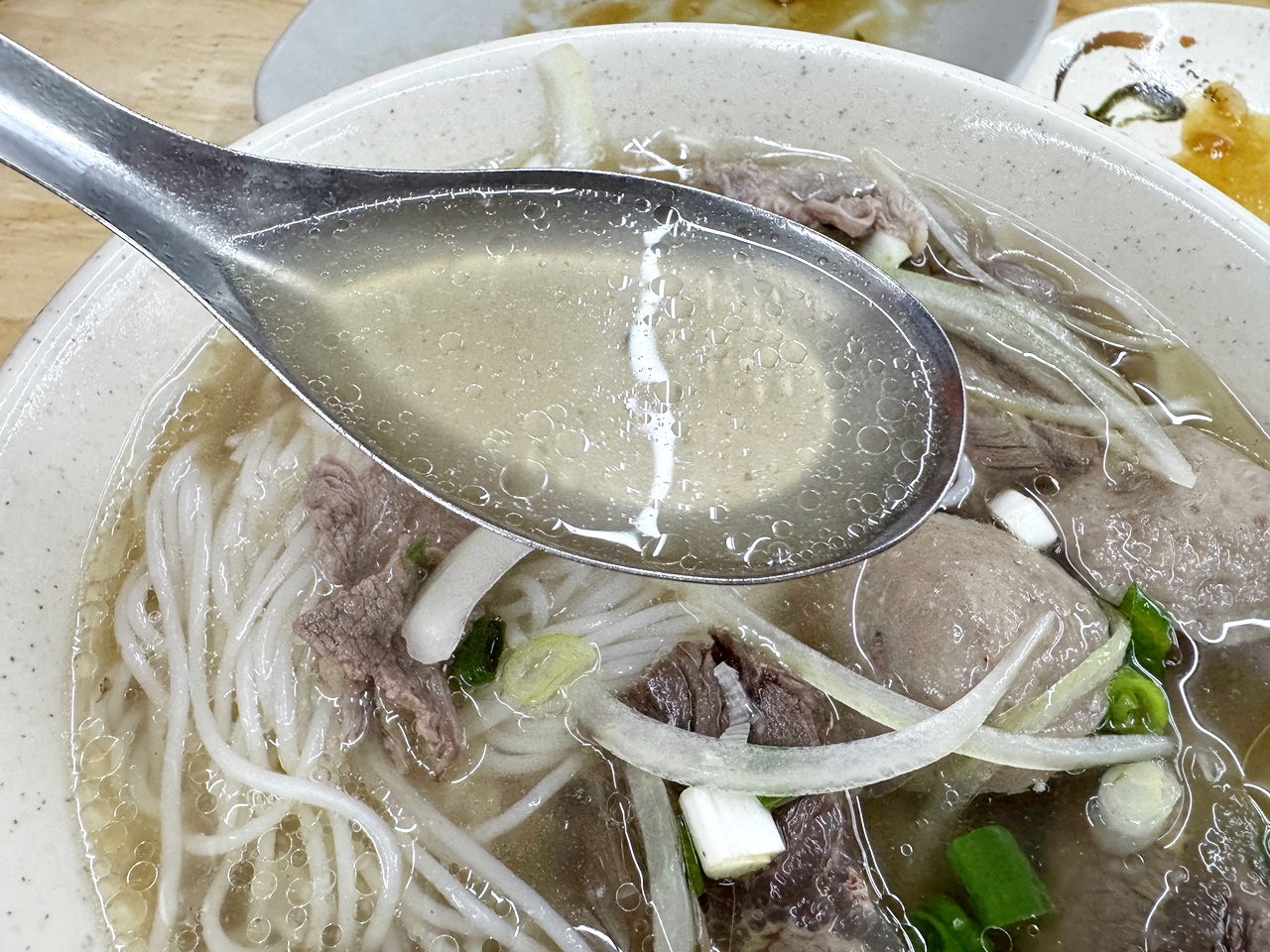 【大安食記】南哥越南河粉，湯頭溫潤清爽的越南河粉，餛飩麵也推薦，入座就送小菜，近成功國宅311巷、國北教大，科技大樓站走路5分鐘(菜單)
