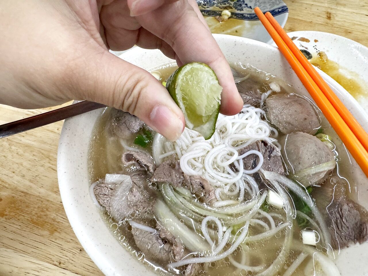 【大安食記】南哥越南河粉，湯頭溫潤清爽的越南河粉，餛飩麵也推薦，入座就送小菜，近成功國宅311巷、國北教大，科技大樓站走路5分鐘(菜單)