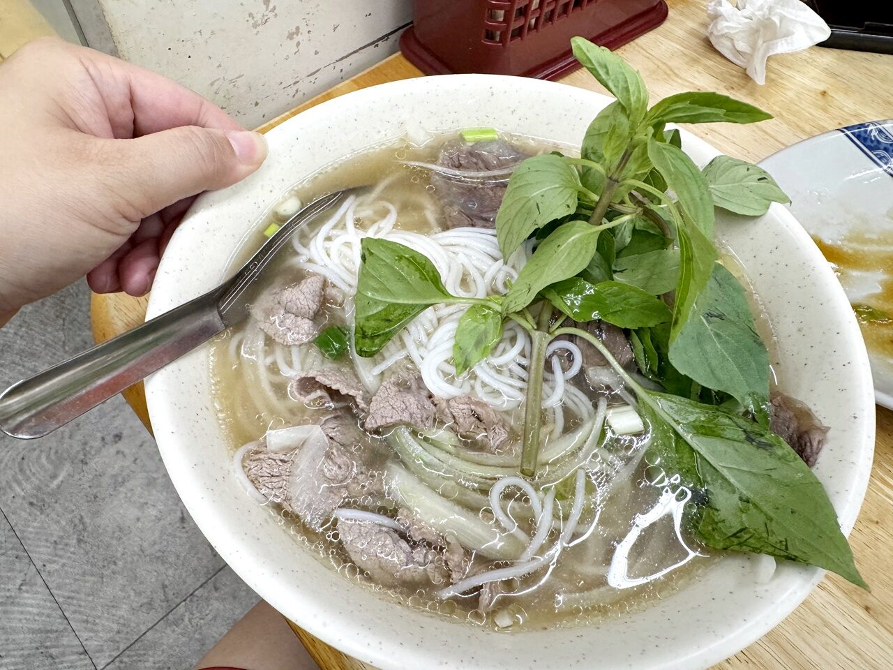 【大安食記】南哥越南河粉，湯頭溫潤清爽的越南河粉，餛飩麵也推薦，入座就送小菜，近成功國宅311巷、國北教大，科技大樓站走路5分鐘(菜單)