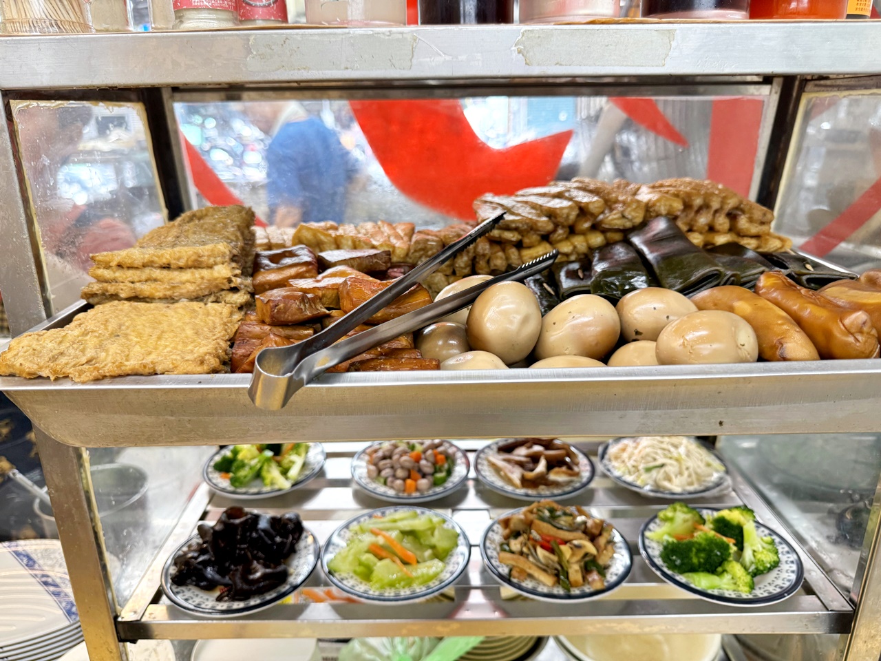 【大安食記】南哥越南河粉，湯頭溫潤清爽的越南河粉，餛飩麵也推薦，入座就送小菜，近成功國宅311巷、國北教大，科技大樓站走路5分鐘(菜單)