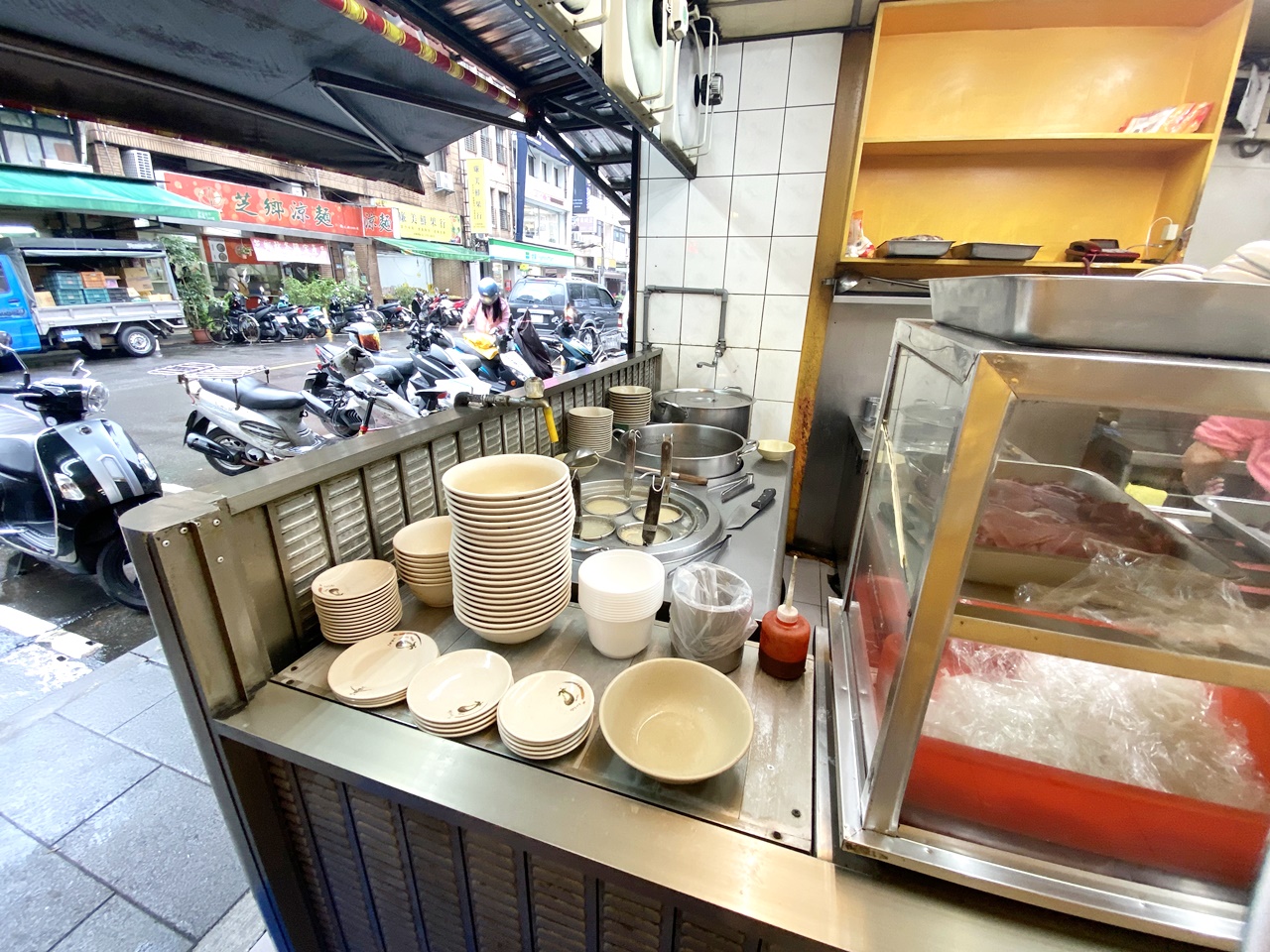 【大安食記】南哥越南河粉，湯頭溫潤清爽的越南河粉，餛飩麵也推薦，入座就送小菜，近成功國宅311巷、國北教大，科技大樓站走路5分鐘(菜單)