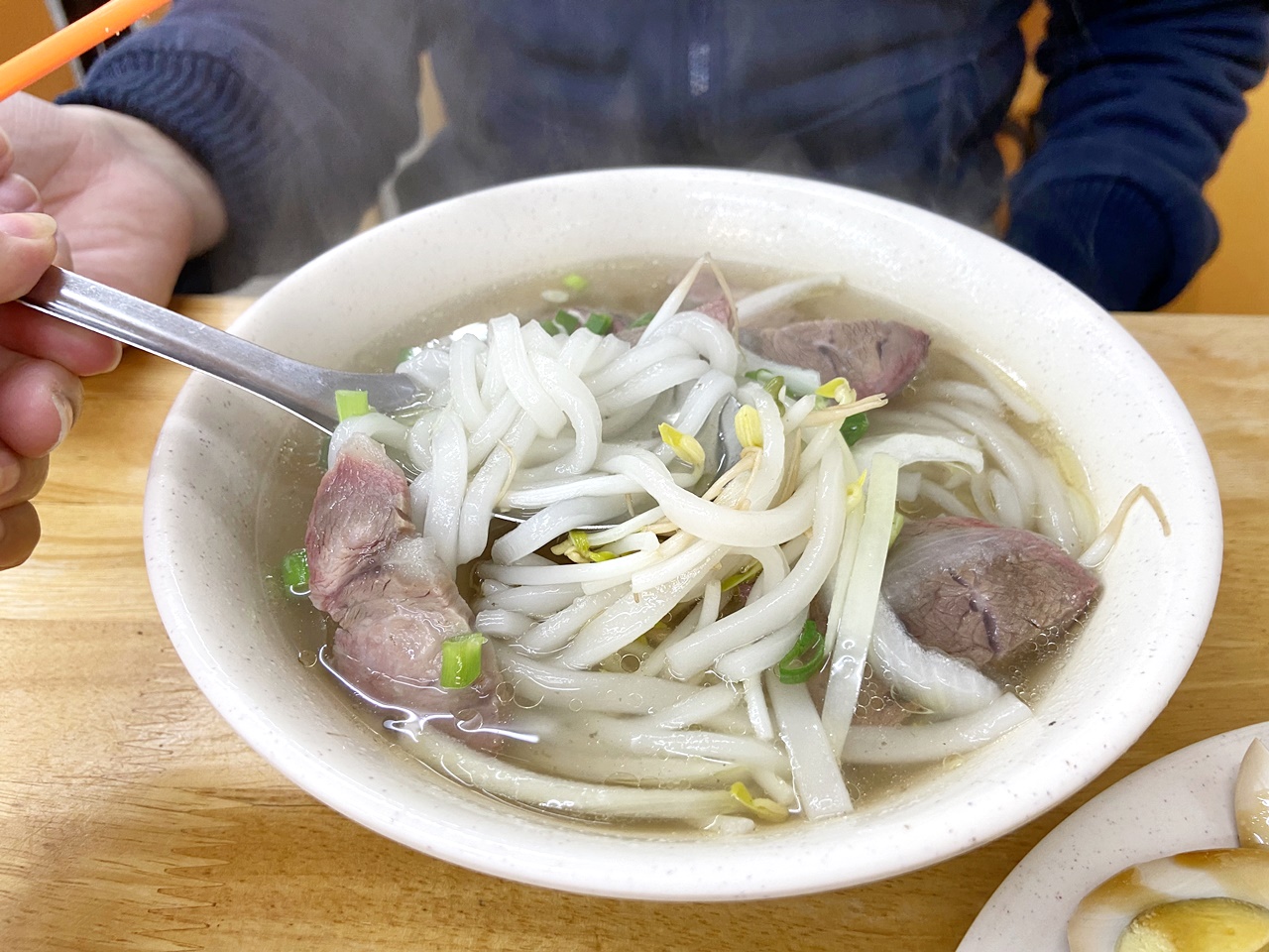 【大安食記】南哥越南河粉，湯頭溫潤清爽的越南河粉，餛飩麵也推薦，入座就送小菜，近成功國宅311巷、國北教大，科技大樓站走路5分鐘(菜單)