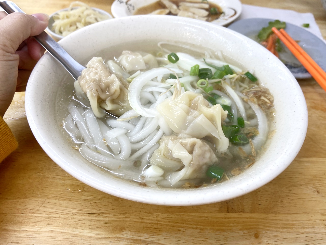 【大安食記】南哥越南河粉，湯頭溫潤清爽的越南河粉，餛飩麵也推薦，入座就送小菜，近成功國宅311巷、國北教大，科技大樓站走路5分鐘(菜單)