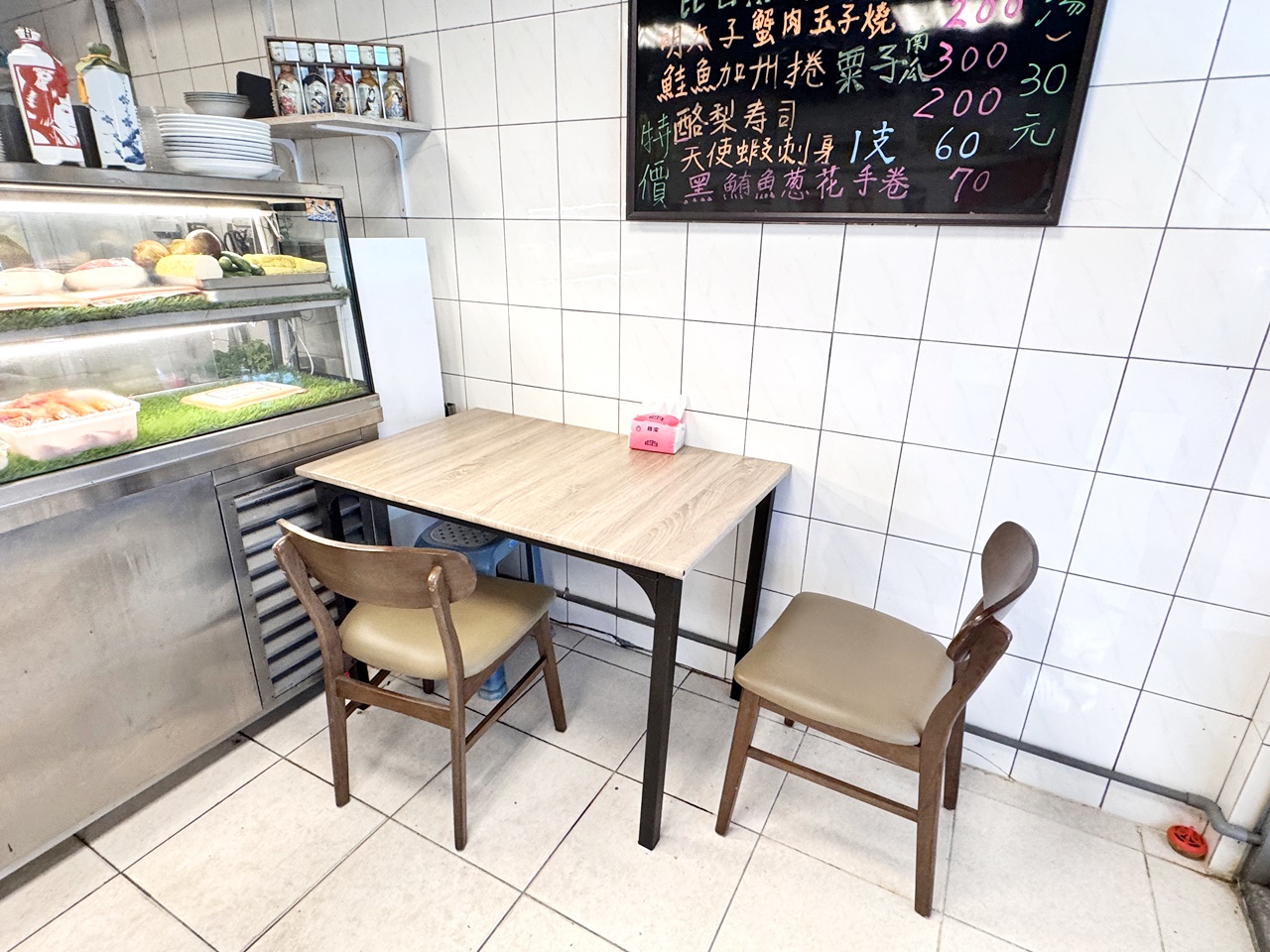 【大安食記】生魚片專賣店，白蘭市場巷內的無名生魚片店家，低調實惠平價好吃，六張犁站走路12分鐘(菜單)