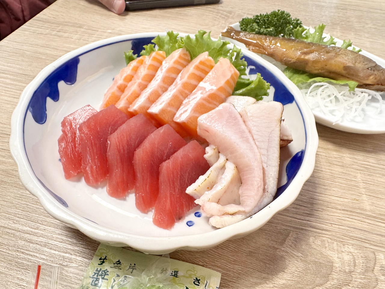 【大安食記】生魚片專賣店，白蘭市場巷內的無名生魚片店家，低調實惠平價好吃，六張犁站走路12分鐘(菜單)