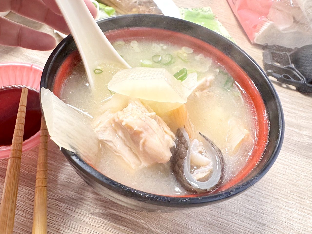 【大安食記】生魚片專賣店，白蘭市場巷內的無名生魚片店家，低調實惠平價好吃，六張犁站走路12分鐘(菜單)