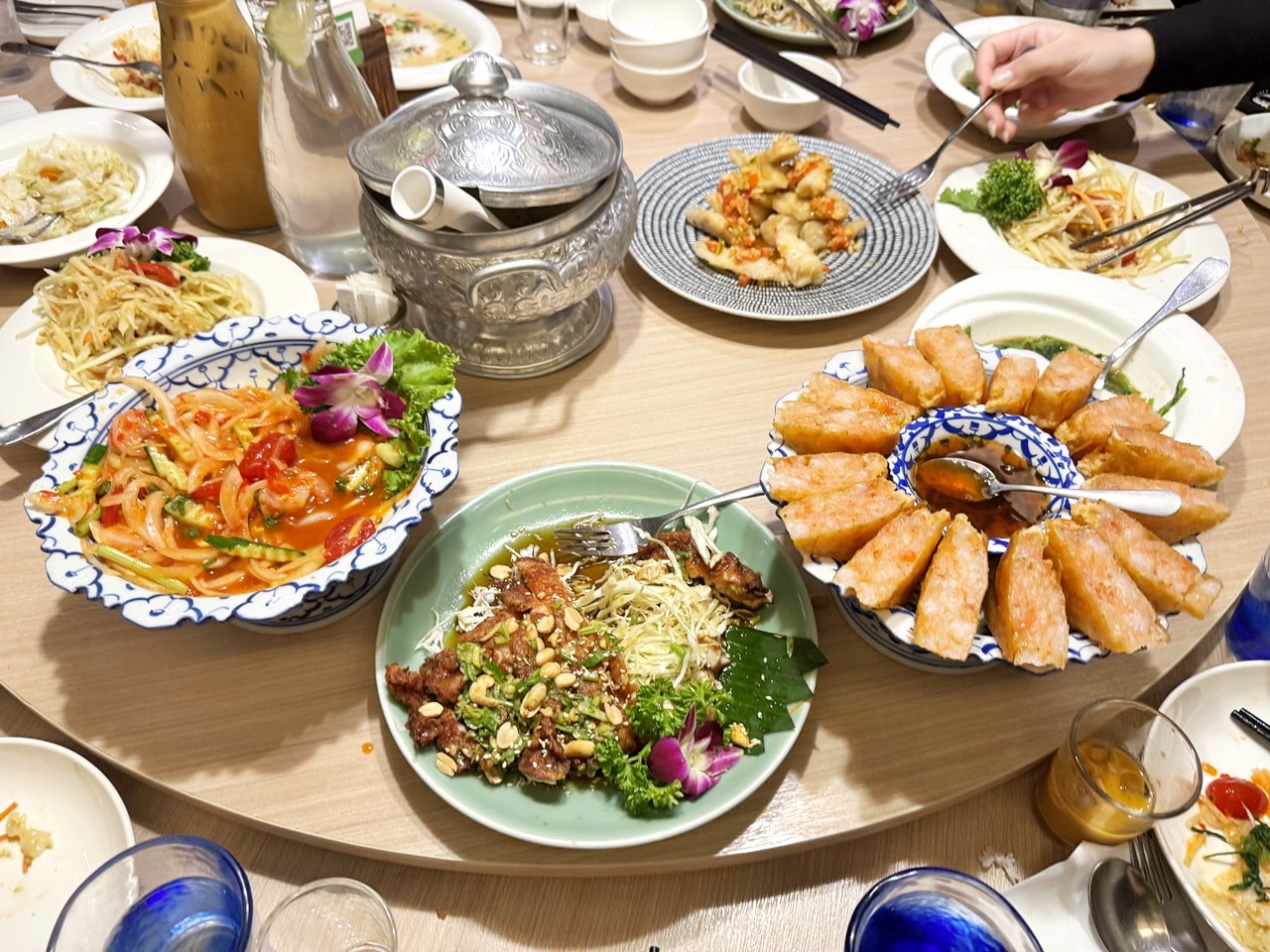 【信義食記】泰集Thai Bazaar 微風信義店吃到飽,開箱平日晚餐999元菜色,超厚月亮蝦餅一生推,也有單點選擇,近捷運市政府站(訂位/菜單) - 第17張圖 【信義食記】泰集Thai Bazaar 微風信義店吃到飽,開箱平日晚餐999元菜色,超厚月亮蝦餅一生推,也有單點選擇,近捷運市政府站(訂位/菜單)
