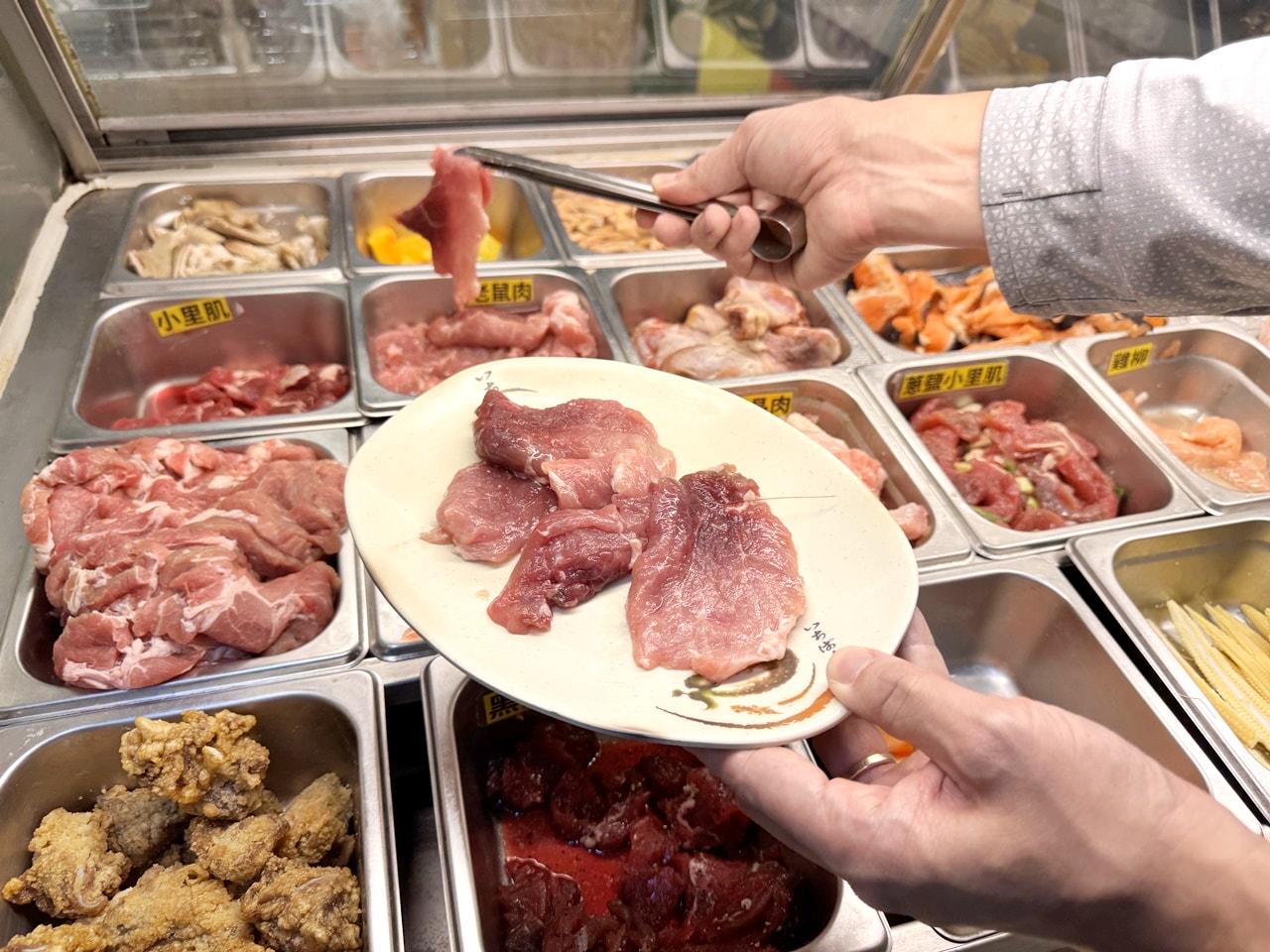 【信義食記】想肉了火烤兩吃吃到飽! 高CP值大口吃肉假日650元不用服務費,近永春捷運站(菜單/訂位) - 第26張圖 【信義食記】想肉了火烤兩吃吃到飽! 高CP值大口吃肉假日650元不用服務費,近永春捷運站(菜單/訂位)