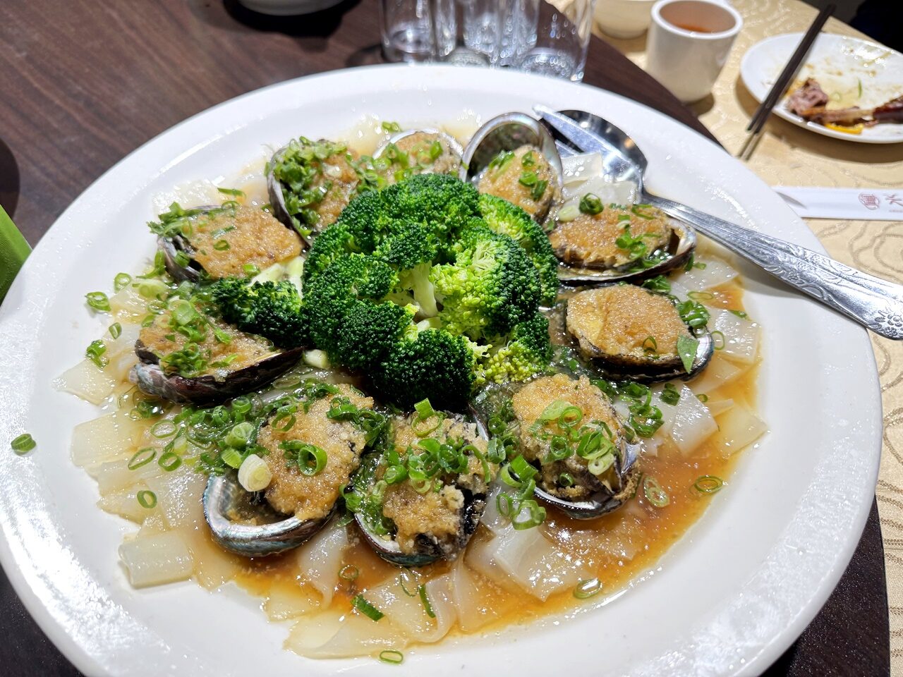 【大安食記】水粵香 藏在師大地下室的粵菜餐廳! 開箱10人12800元酒饗宴餐含招牌片皮鴨、佛跳牆、東坡肉，近捷運古亭站(菜單/訂位)