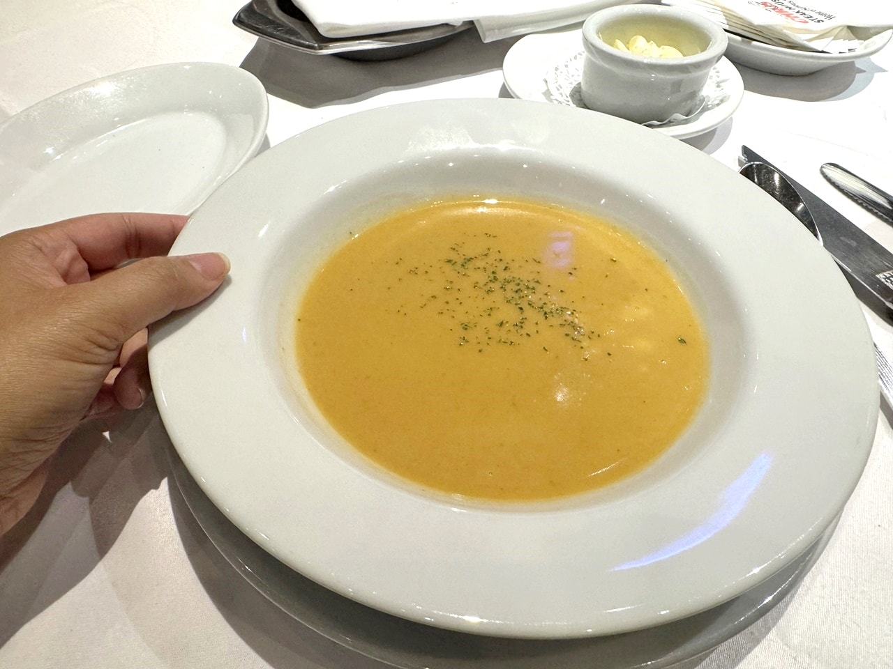 【中山食記】茹絲葵經典牛排館 Ruth’s Chris 大直店，經典菜色開箱，招牌肋眼牛排滋滋作響，紐奧良煎蝦肥美彈牙，近劍南路捷運站(菜單/訂位)