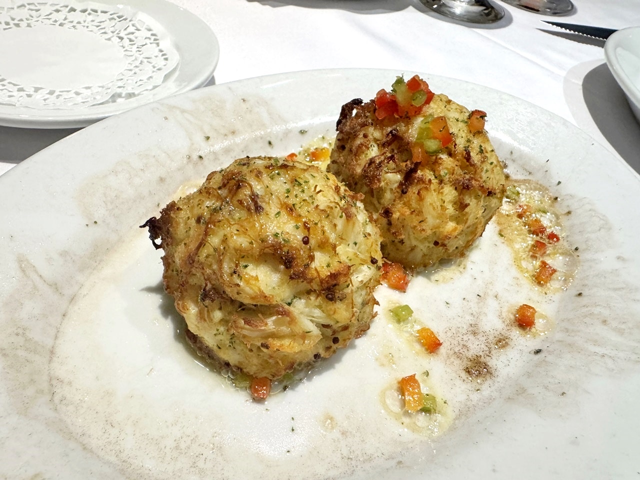 【中山食記】茹絲葵經典牛排館 Ruth’s Chris 大直店，經典菜色開箱，招牌肋眼牛排滋滋作響，紐奧良煎蝦肥美彈牙，近劍南路捷運站(菜單/訂位)